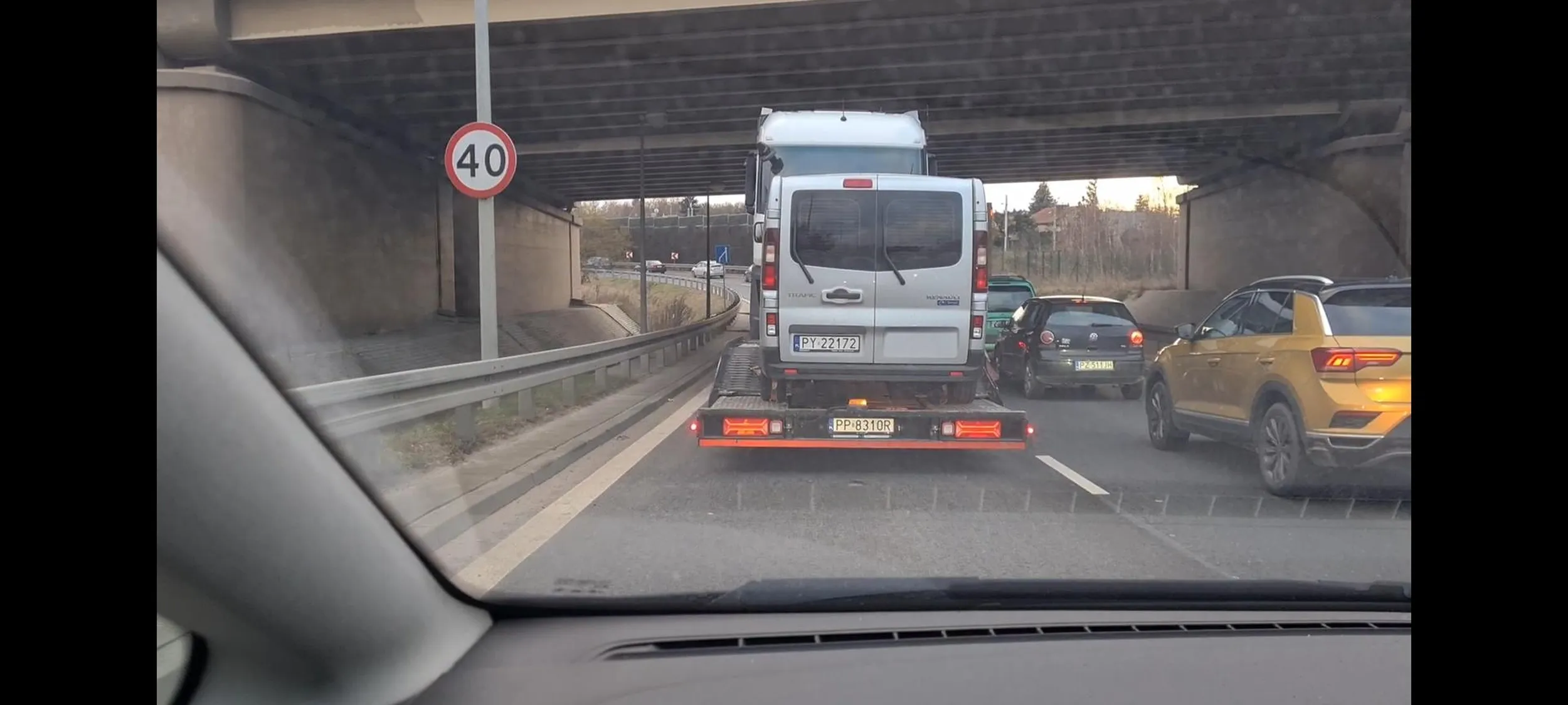 Szeryf. Blokuje lewy pas, uniemozliwiajac prawidłową jazdę. Malutki penisek, malutki rozumek, niestety duży samochód