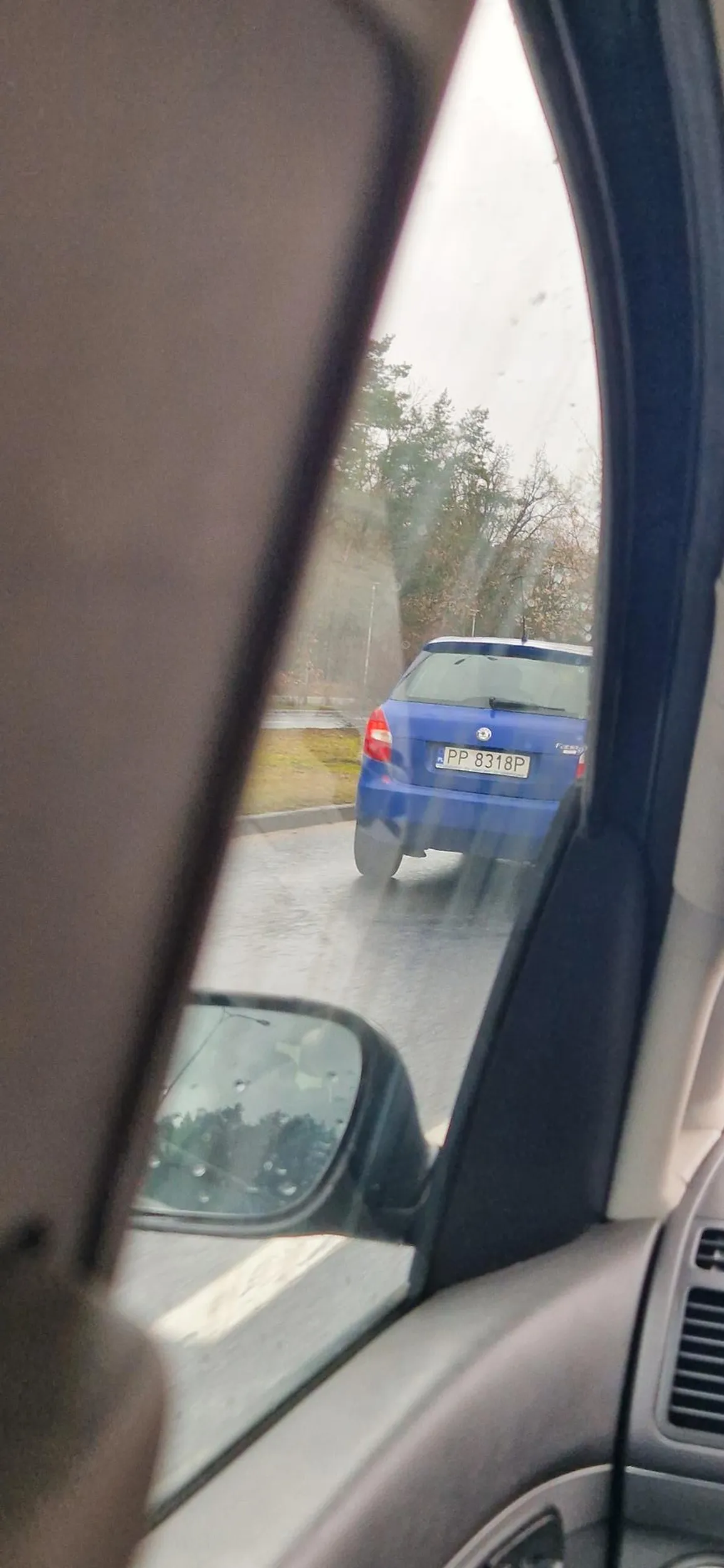 Pani za kierownicą to kpina! Wyjszdza z drogi podporządkowanej jak poparzona, nawet nie zdążyła zobaczyć czy jedzie samochód. Do tego bawi się telefonem... Prosi się o wypadek.