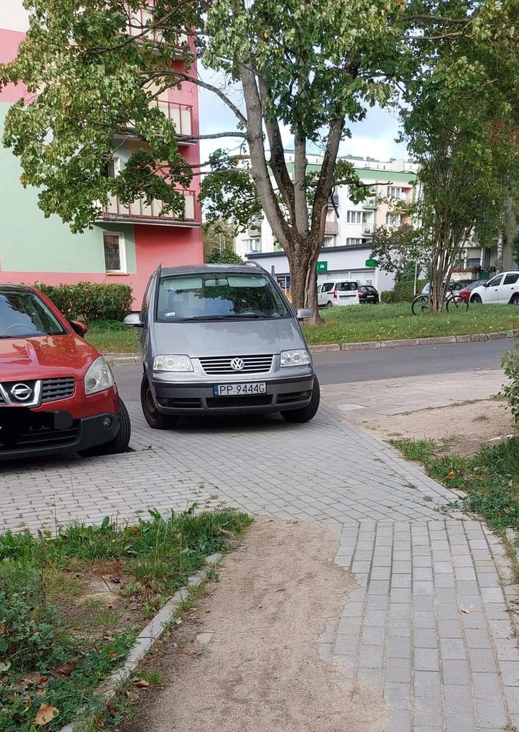 Mistrz parkowania na chodniku blokując pieszym przejście na drugą stronę ulicy jak i swobodne przejście wzdłuż chodnikiem.