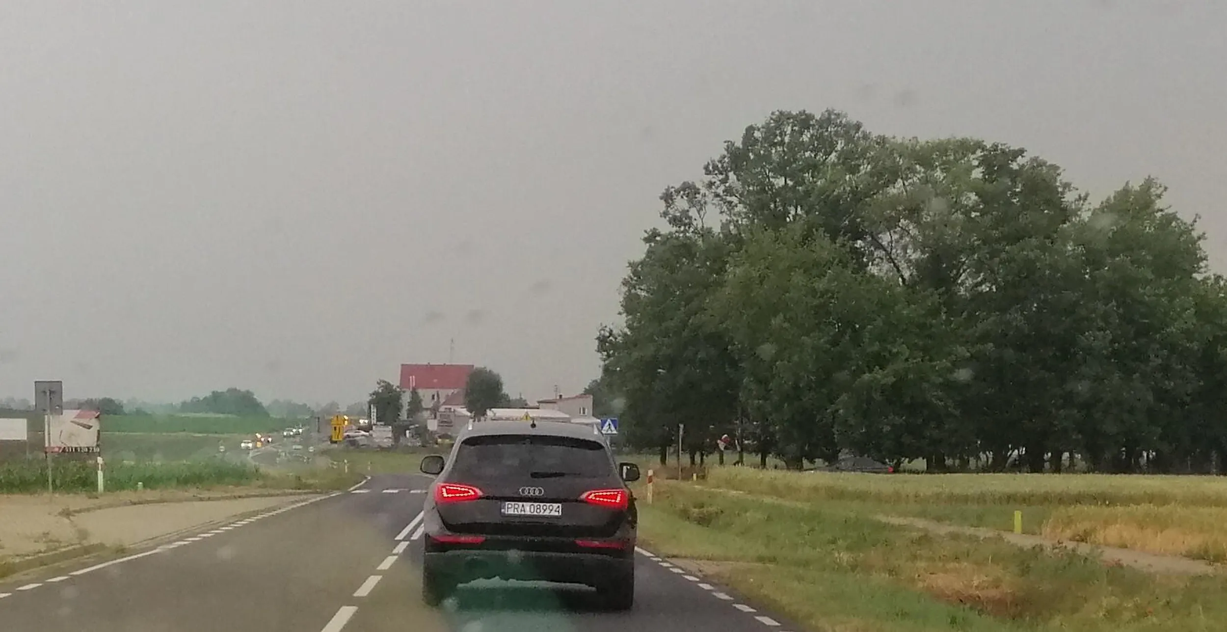 23.06.2023 w godzinach popołudniowych na trasie między Krobią a Rawiczem wyprzedza na ograniczeniu do 60 i podwójnej ciągłej. Prawo jazdy do zabrania.