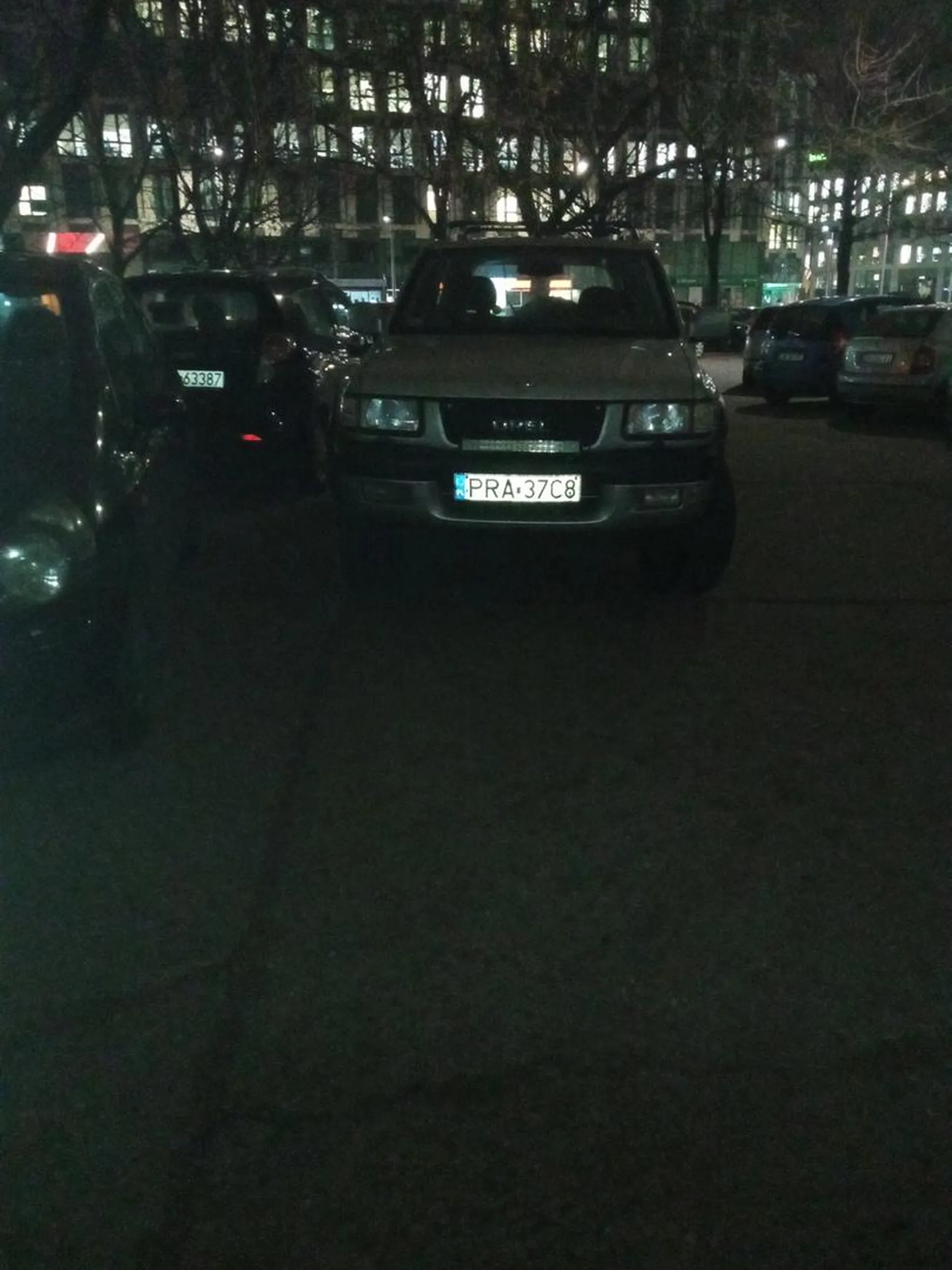 Gość "parkuje" na osiedlowym parkingu równolegle do samochodów i blokuje im wyjazd.