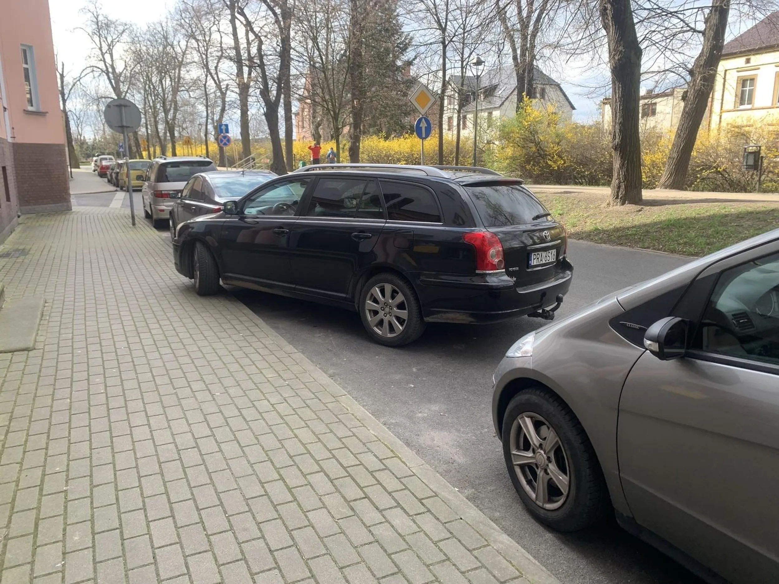 Na chodniku se stań odrazu