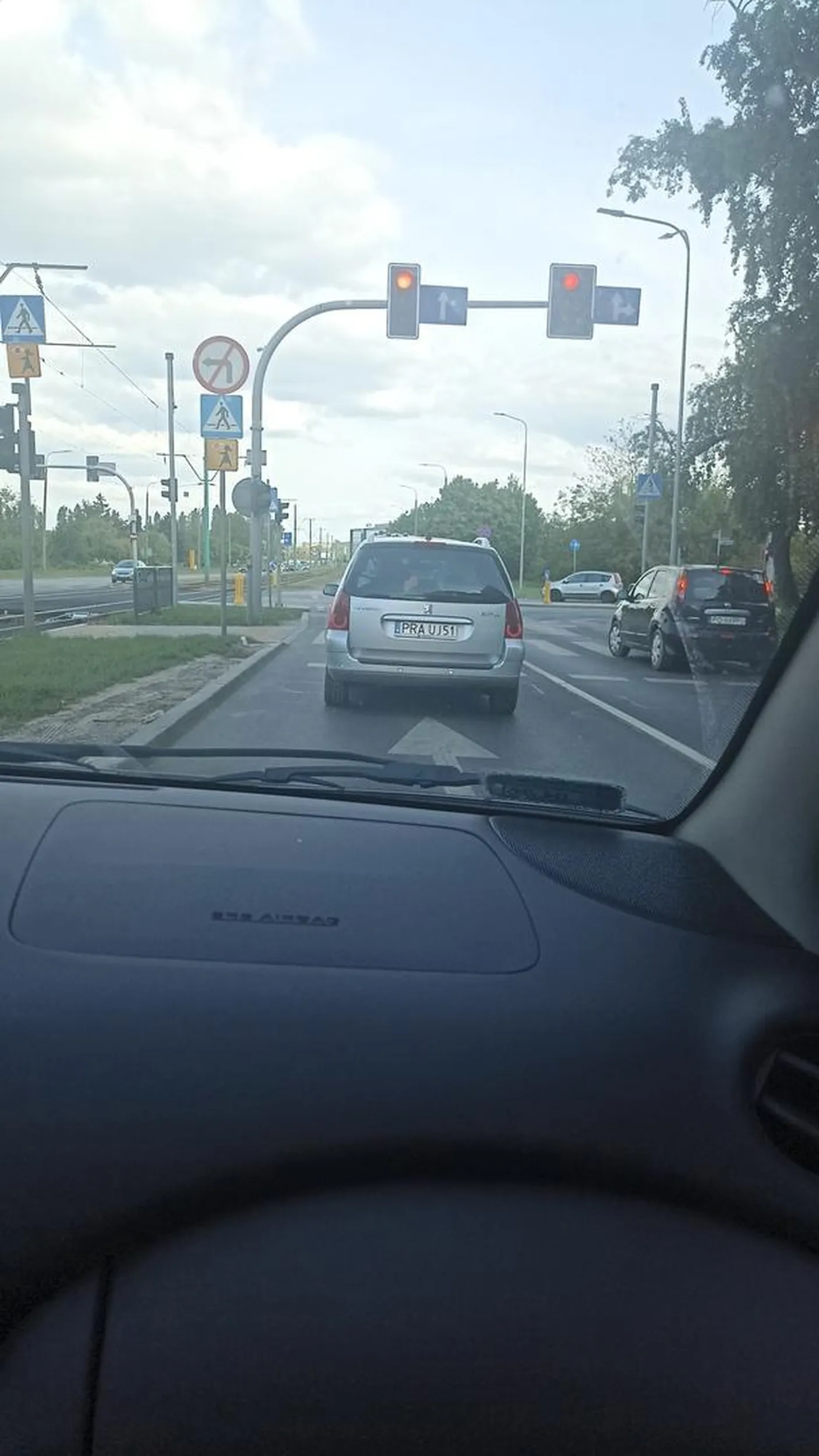 Pan nawet pół centymetra nie zjechał karetce pogotowia na skrzyżowaniu, tylko drapał się po głowie i przeciągał. Bardzo żałuję że nie nagrałam tej sytuacji by wysłać na policję. Przez takich ludzi ktoś mógł umrzeć w oczekiwaniu na pomoc