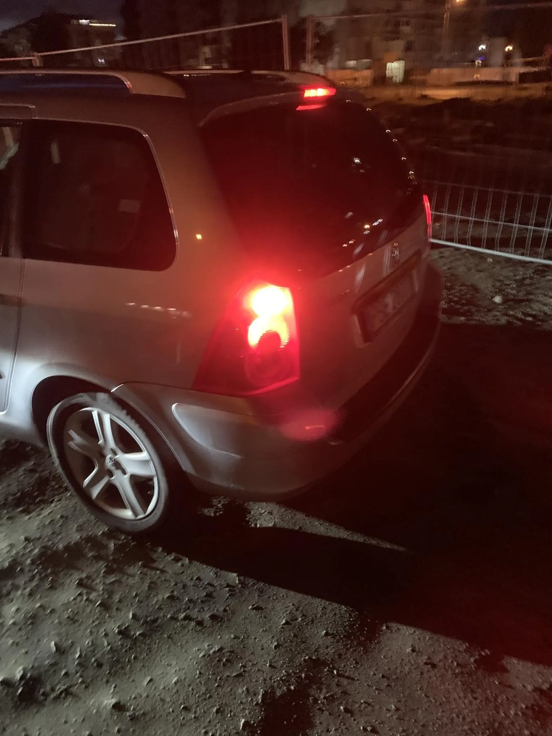 Gruba krowo, jak nie można wyjechać to się nie wjeżdża niezależnie od pierwszeństwa...