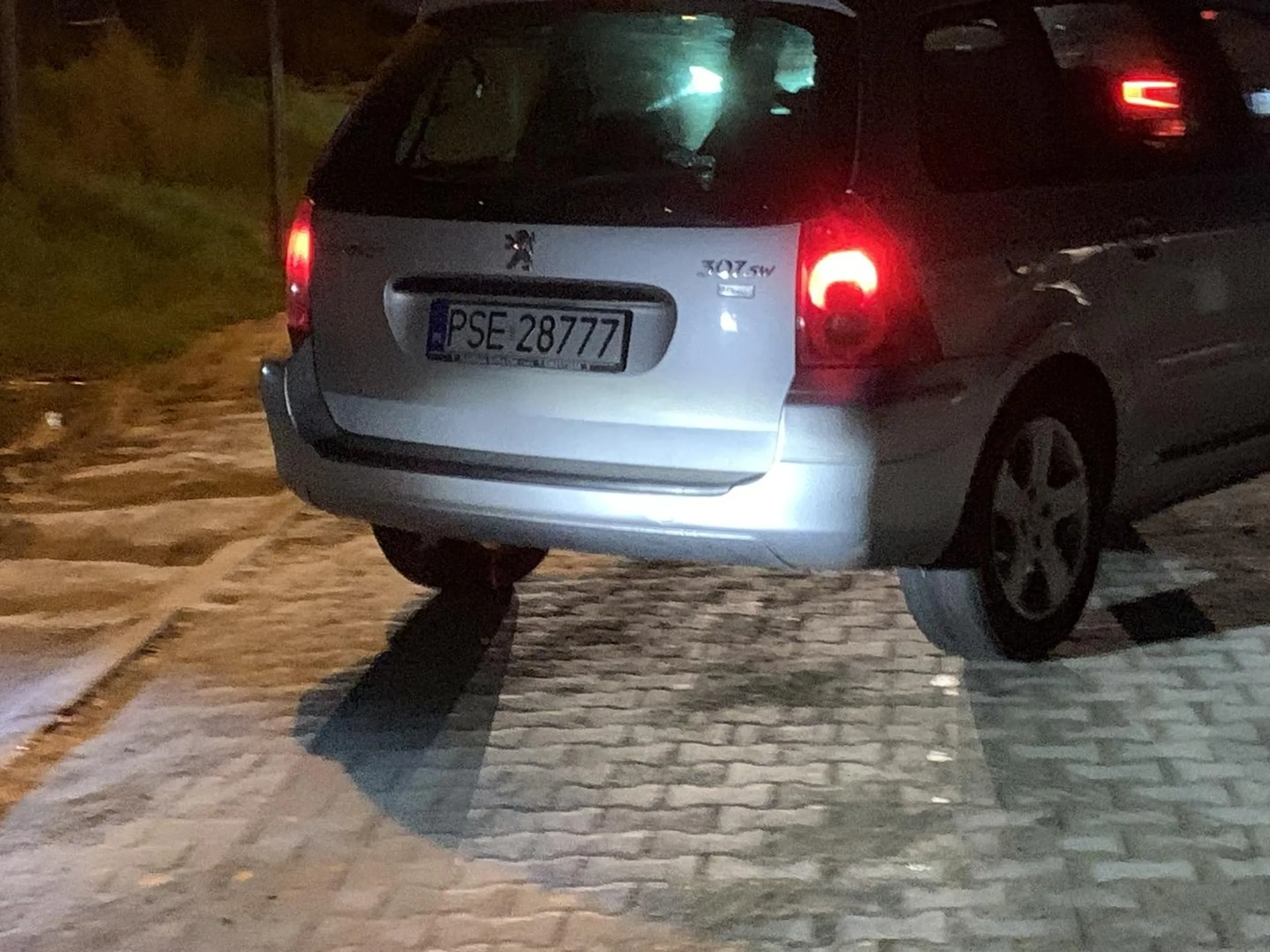 Gruba krowo, jak nie można wyjechać to się nie wjeżdża niezależnie od pierwszeństwa...