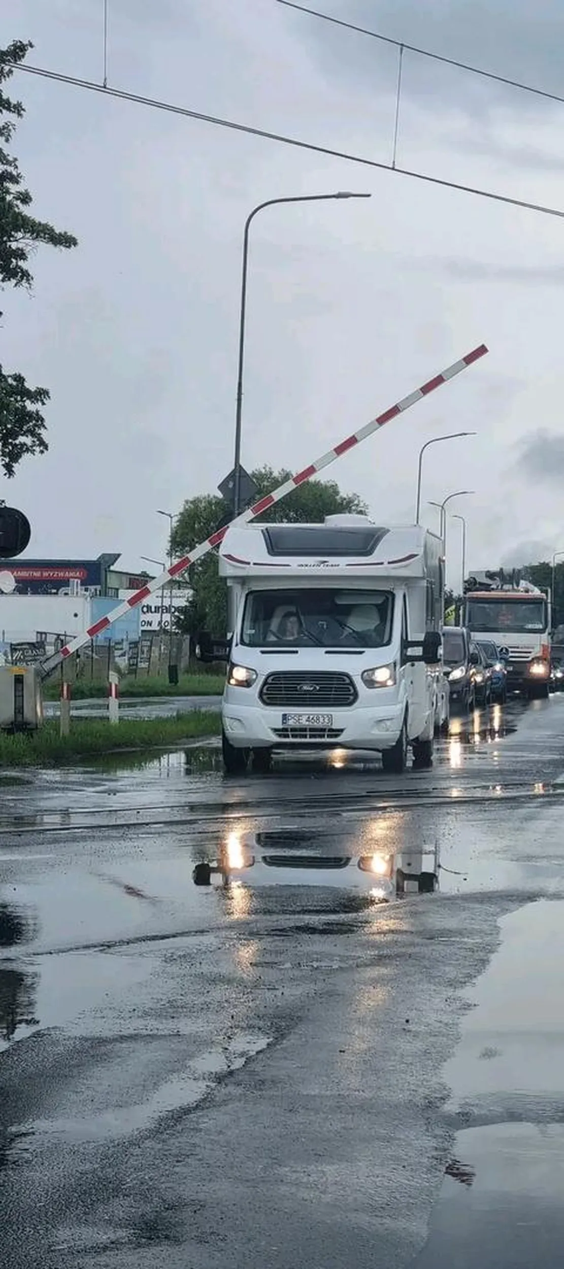 Uwaga, nieuważny kierowca, zignorował zamykające się rogatki na przejeździe.