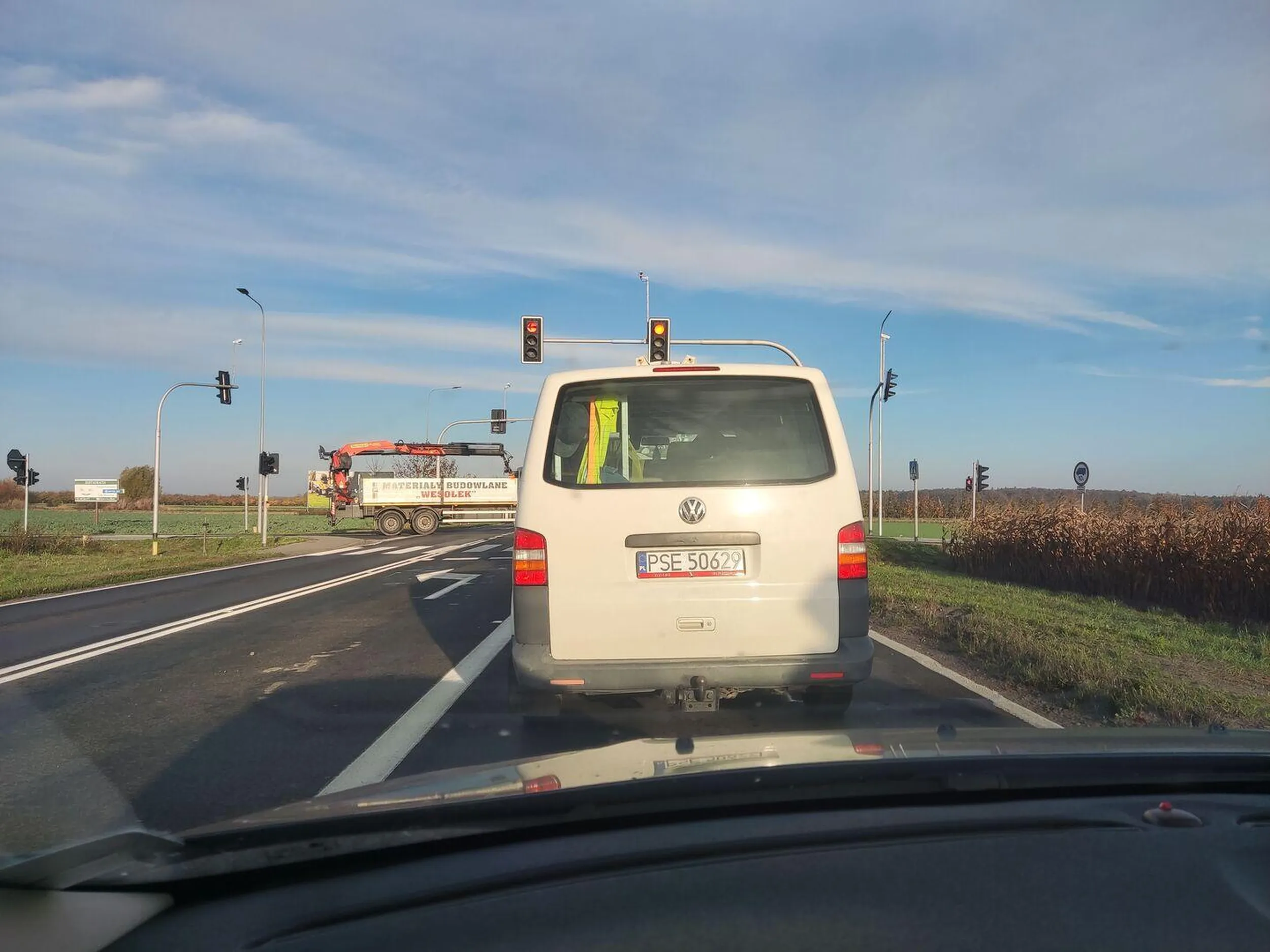 Mimo wrzuconego wcześniej kierunkowskazu, gdy jechaliśmy obaj za innym wolniejszym pojazdem, zaczął mnie wyprzedzać, bo nie mógł poczekać aż ja wyprzedzę. Zaczął manewr po wyjściu z zakrętu - w miejscu, gdzie jeszcze była linia ciągła. Typ kierowcy, który siedzi na zderzaku i jemu zawsze spieszy się bardziej niż całej reszcie. Na następnym skrzyżowaniu wysiadł burak z auta i napluł mi na szybę - nie muszę chyba pisać, że tym samym spowodował niebezpieczną sytuację. Proszę spojrzeć na poziom komentarzy tego osobnika - sam pokazuje, że jest zwyczajnie głupi. Krótko mówiąc nizina społeczna bez elementarnego wykształcenia, za to z wielkim ego.