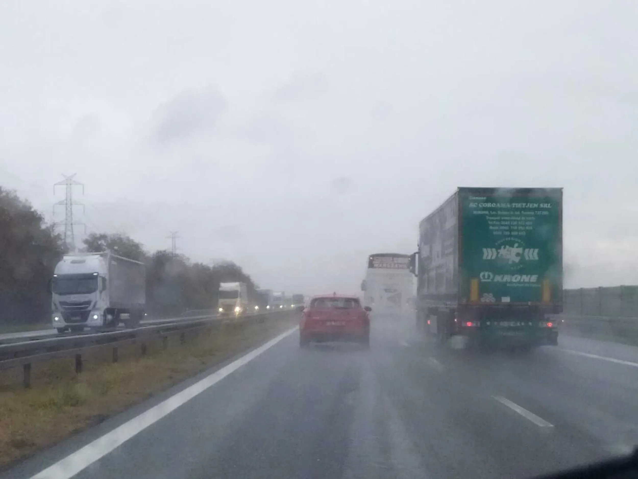 Rajdowiec na A4 "zapomniał" o światłach mijania w ulewie. Widać 100% skupienia poszło na utrzymanie się w pasie ruchu. ;-)