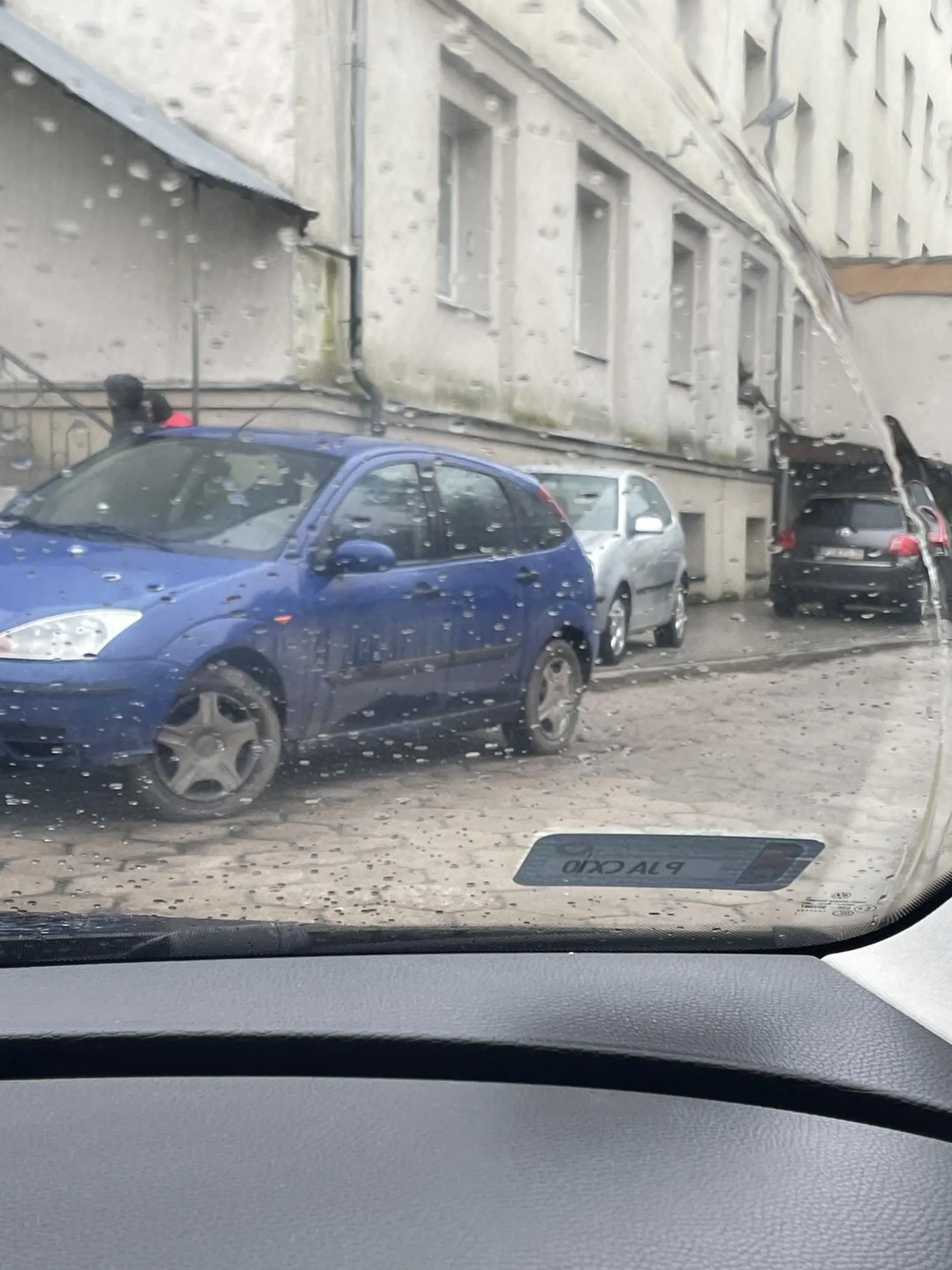 Stanął bardzo nie ładnie ponieważ nie da się przyjechać