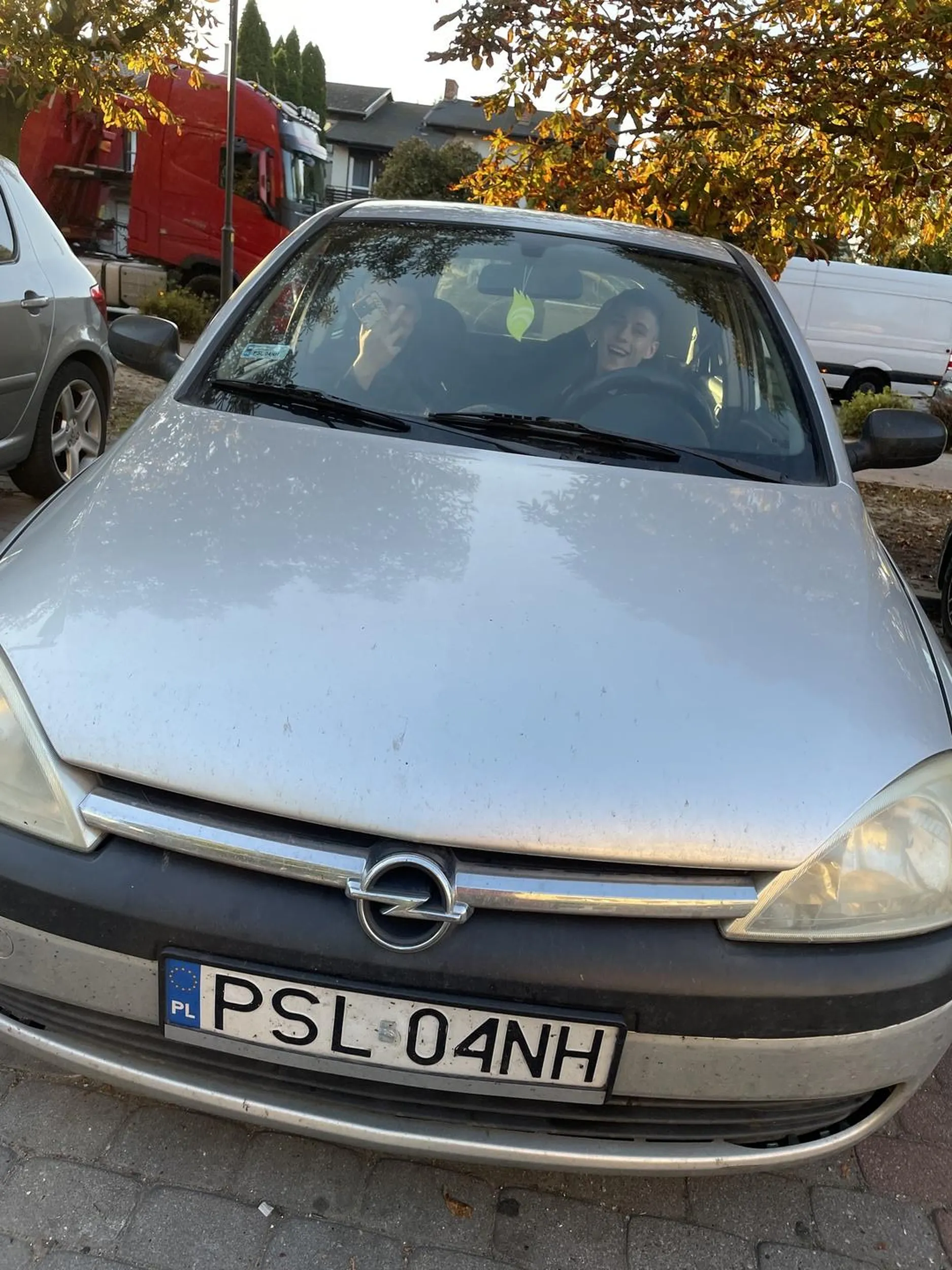 Bardzo wielkie zagrożenie na drogach, jechałem ostatnio na rowerze i skurczybyk prawie by mnie potrącił, niedość że się darł na mnie przez okno przez pol slupcy wyprzedzał na podwójnej ciągłej w czasu gdy radiowóz jechał minutę wcześniej, ma kompletnie gdzieś ludzi na drodze i jeździ z piątkami na oczach, nacpany jak meserhmit i wystrzelona jak rakieta elona muska. ostrzegam uważać na bandytę i jego koleżkę