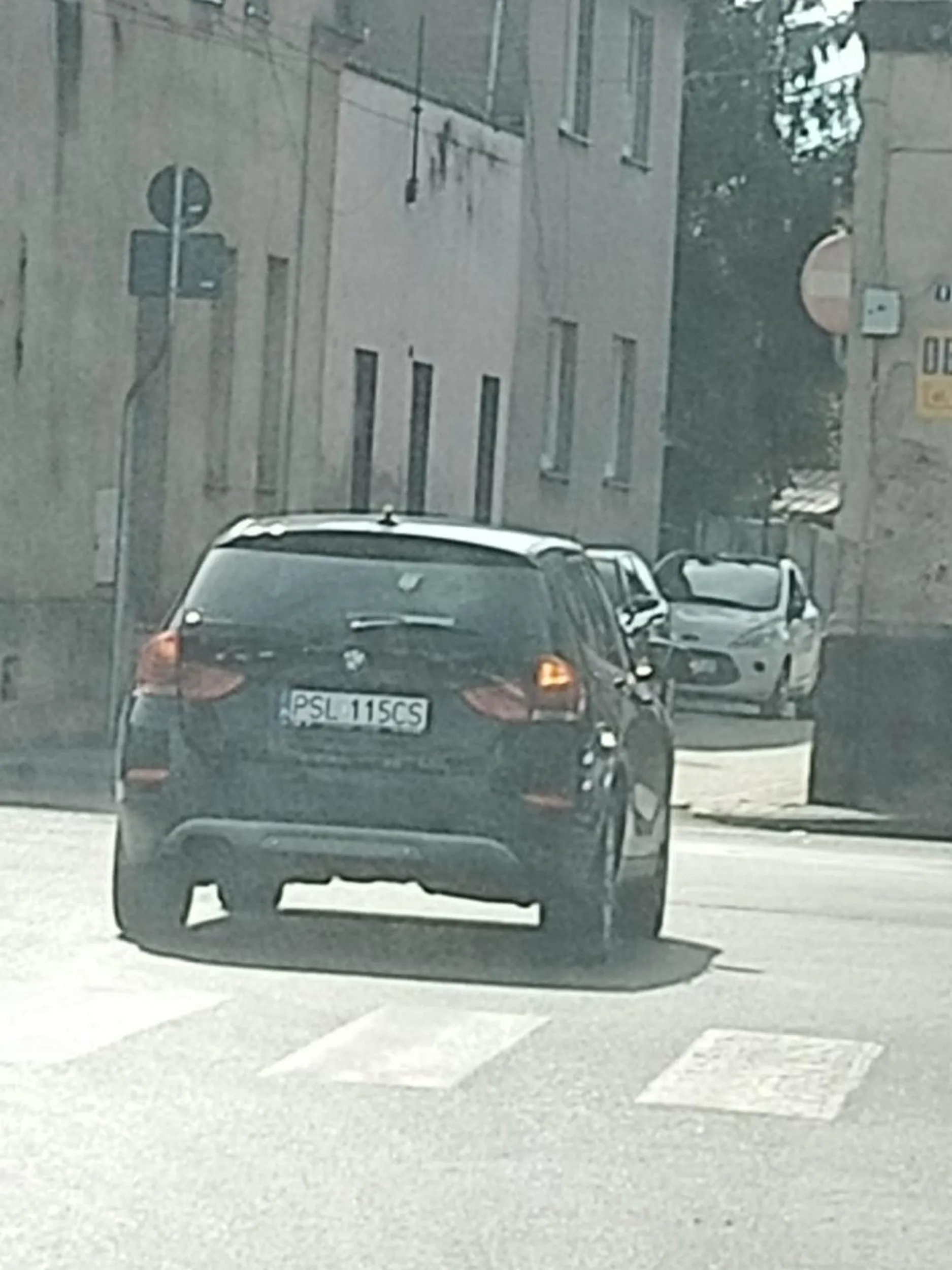 Brak miejsca parkingowego więc kierowca na awaryjnych zostawił auto zaraz za przejściem dla pieszych na środku pasa zastawiając inne pojazdy zaparkowane prawidłowo