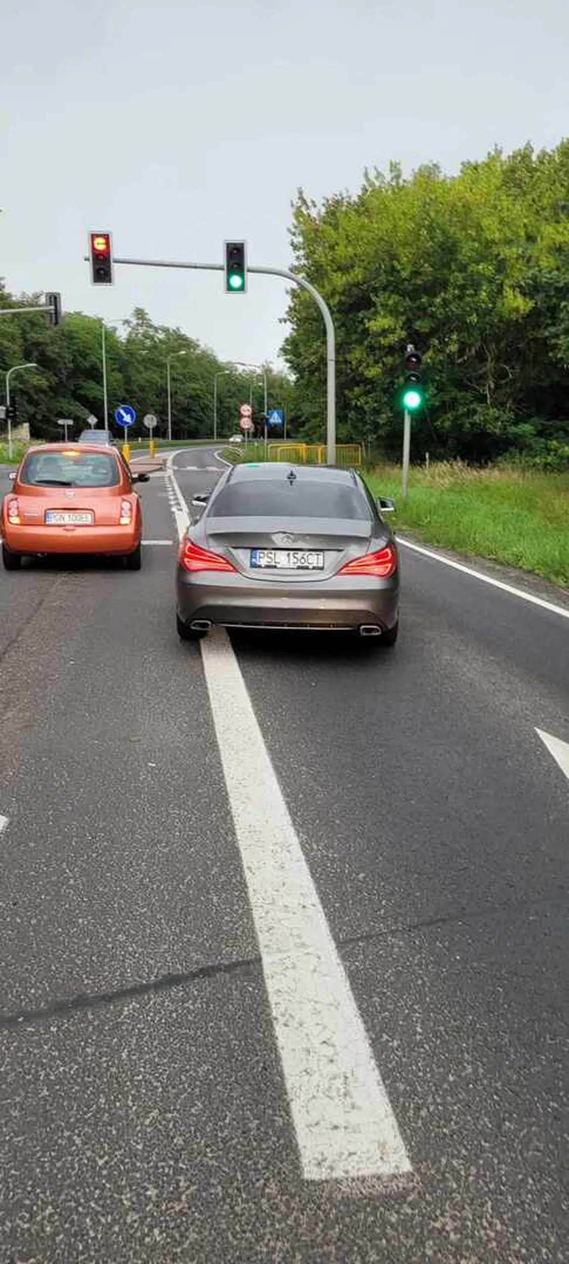 Nie pozdrawiam "Pani" która kierowała samochodem marki Mercedes która w miejscowości Gniezno na obwodnicy nie dość że jechała z prędkością niedozwoloną, nie utrzymywała bezpiecznej odległości a wręcz siedziała przysłowiowo na dupie, wyprzedzała na podwójnej ciągłej. A na dodatek po pokazaniu przeze mnie palca środkowego oceniającego jej zachowanie, zajechała drogę (stwarzając zagorzenie w ruchu drogowym) wysiadła z samochodu a na grzecznościowe pytanie " jaka jest bezpieczna odległość między pojazdami" zareagowała agresją, oraz naruszeniem nietykalności cielesnej. Mam nadzieję plastikowa lalo że nieźle Ci się za to kiedyś beknie, bo takiej przepięknej ucieczki wyprzedzajac wszystkich, łamiąc kolejne przepisy i stwarzajac zagrożenie ktoś Cie kiedyś uteperuje. Bo na samochód Cię stać to obstawiam że na policje, mantady, doszkolenie względem ruchu drogowego oraz leczenie psychiatryczne "panowania nad agresją" tez Cie będzie stać ;)