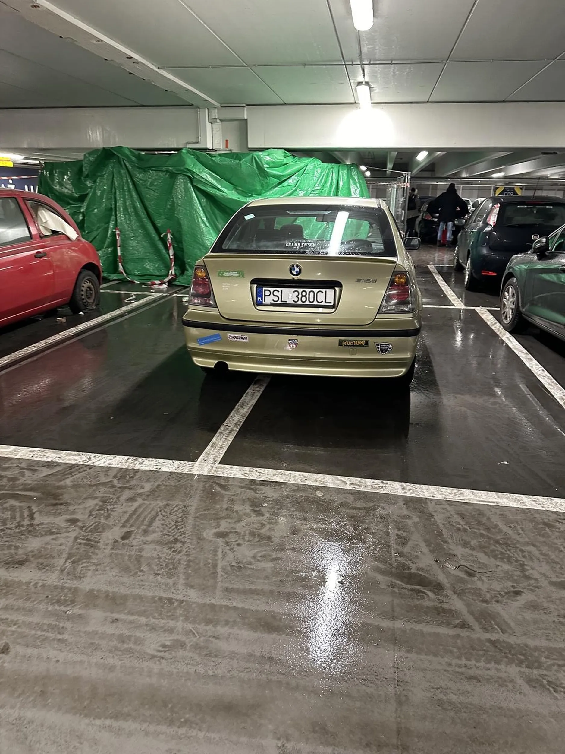 Za to parkowanie chyba nie jest najmocniejszą stroną tego bambra… Stereotypy jednak się sprawdzają ?