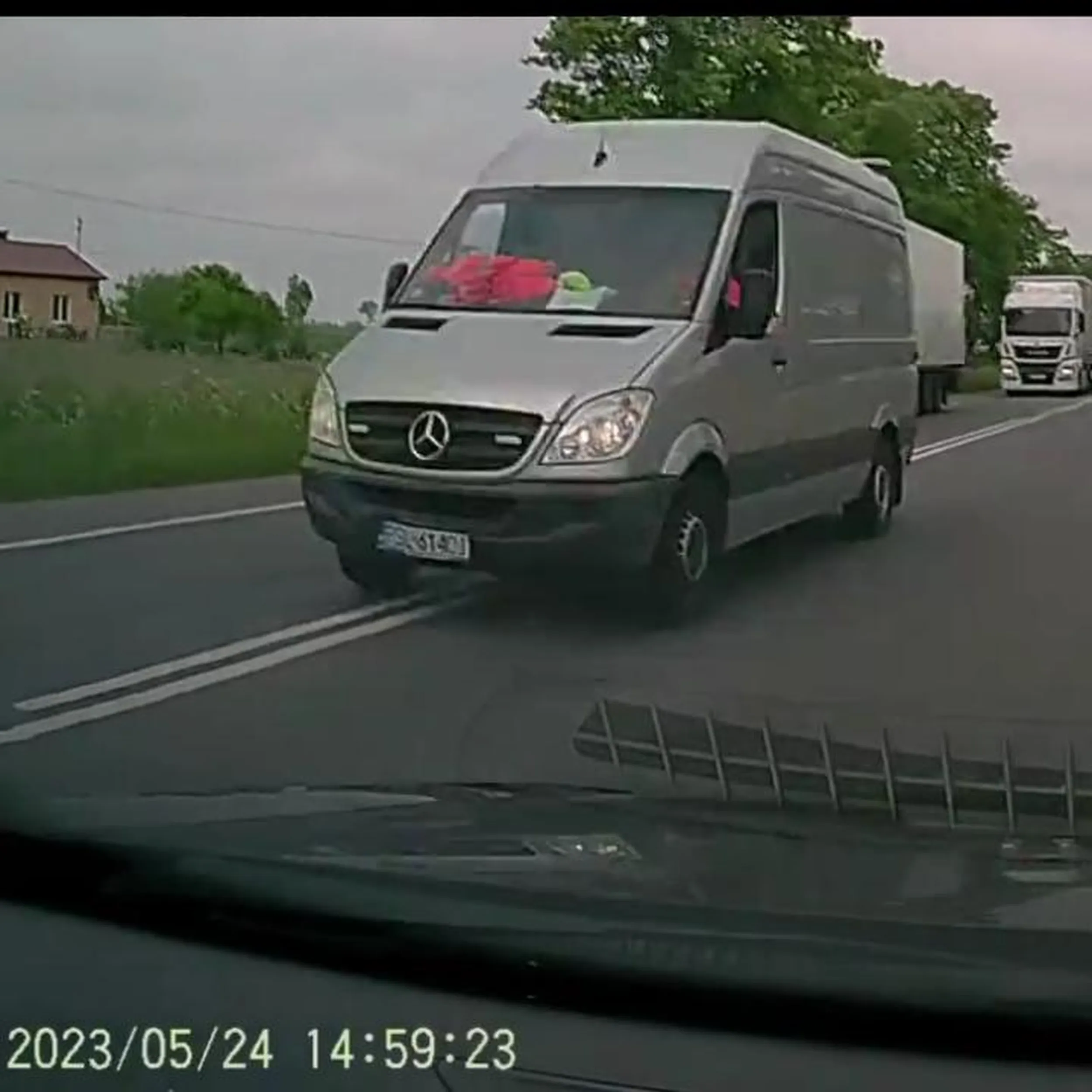 Morderca drogowy. Spycha z drogi inne samochody. Dodatkowo  podwójna ciągła.