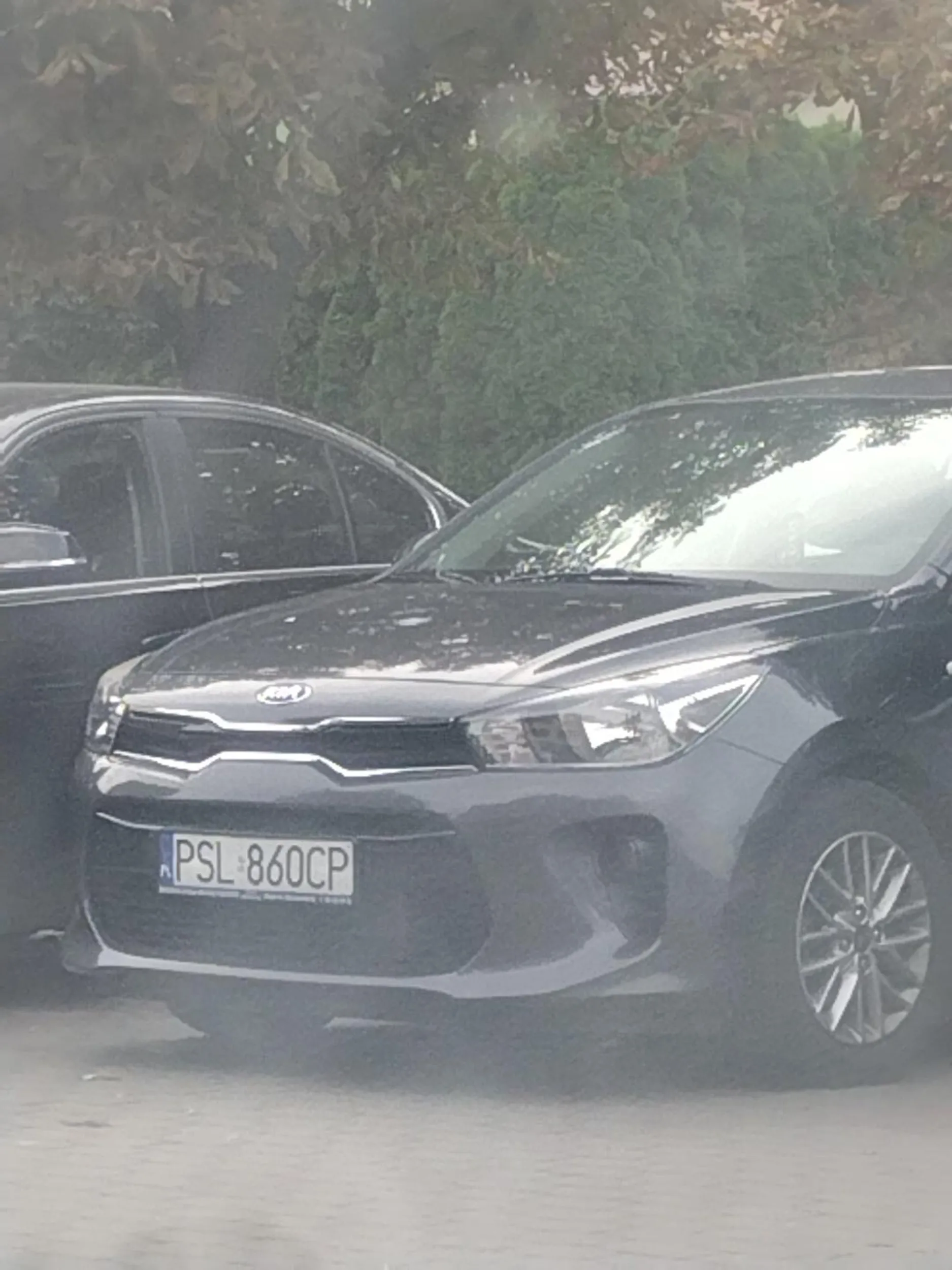 Naćpany jeździ po Słupcy tym samochodem  przy otwartych szybach słucha tajskiego rapu , zatrzymuje się i krzyczy na ludzi poza tym wyprzedza kilka samochód na podwójnej ciągłej trąbiąc przy tym na przechodniow , na koniec warto dodać też że to auto nie posiada przeglądu ani ubezpieczenia