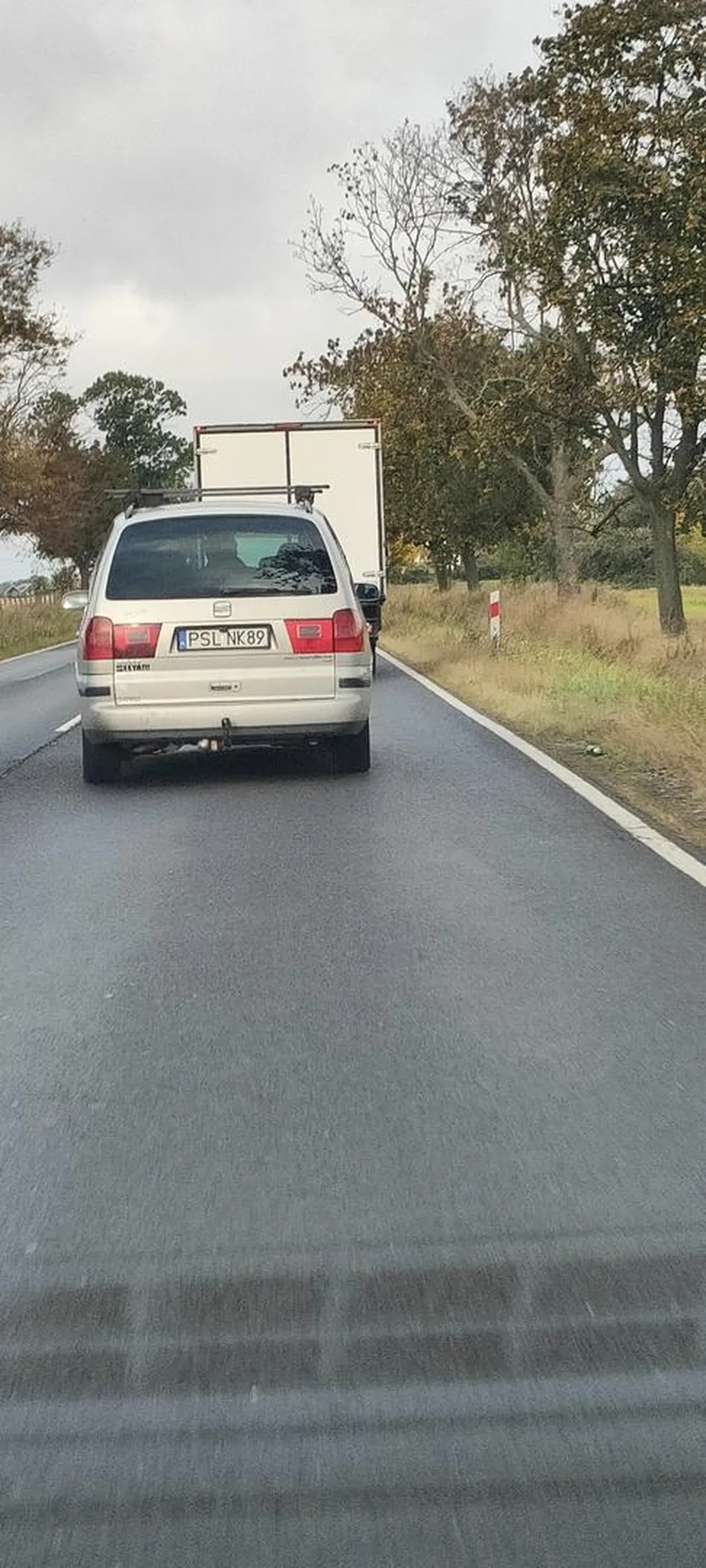 Wyrzuca śmieci z auta na trasie Słupca-Wrzesnia