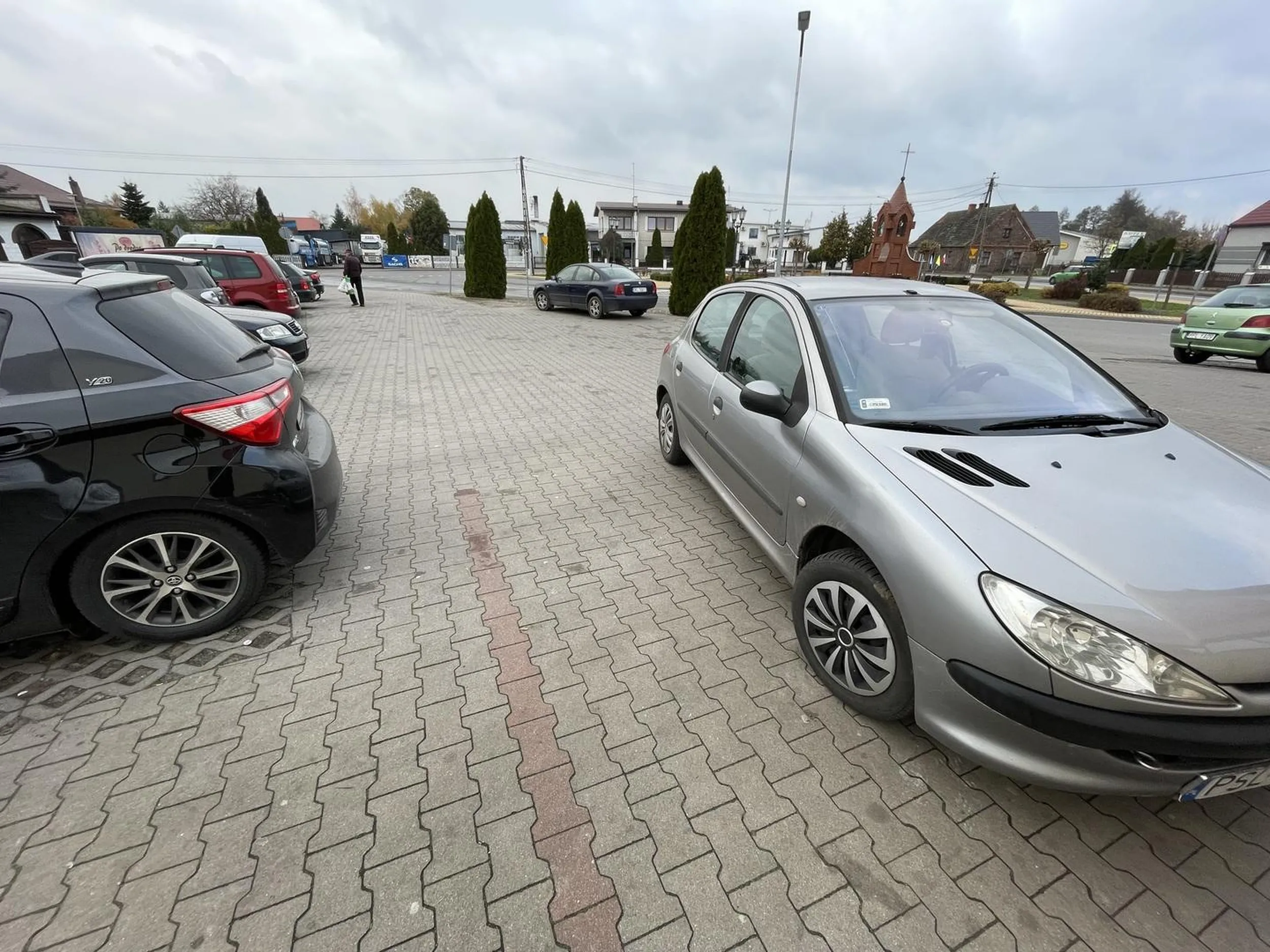 Starsza pani uniemożliwiła wyjazd z parkingu.