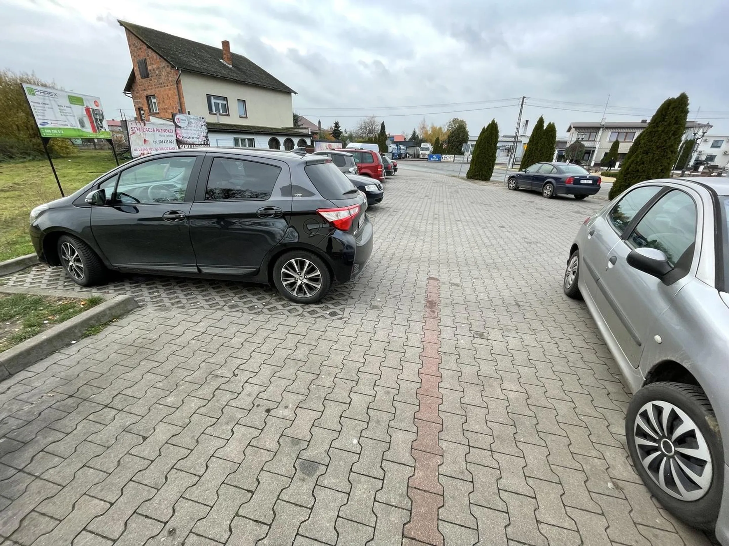 Starsza pani uniemożliwiła wyjazd z parkingu.