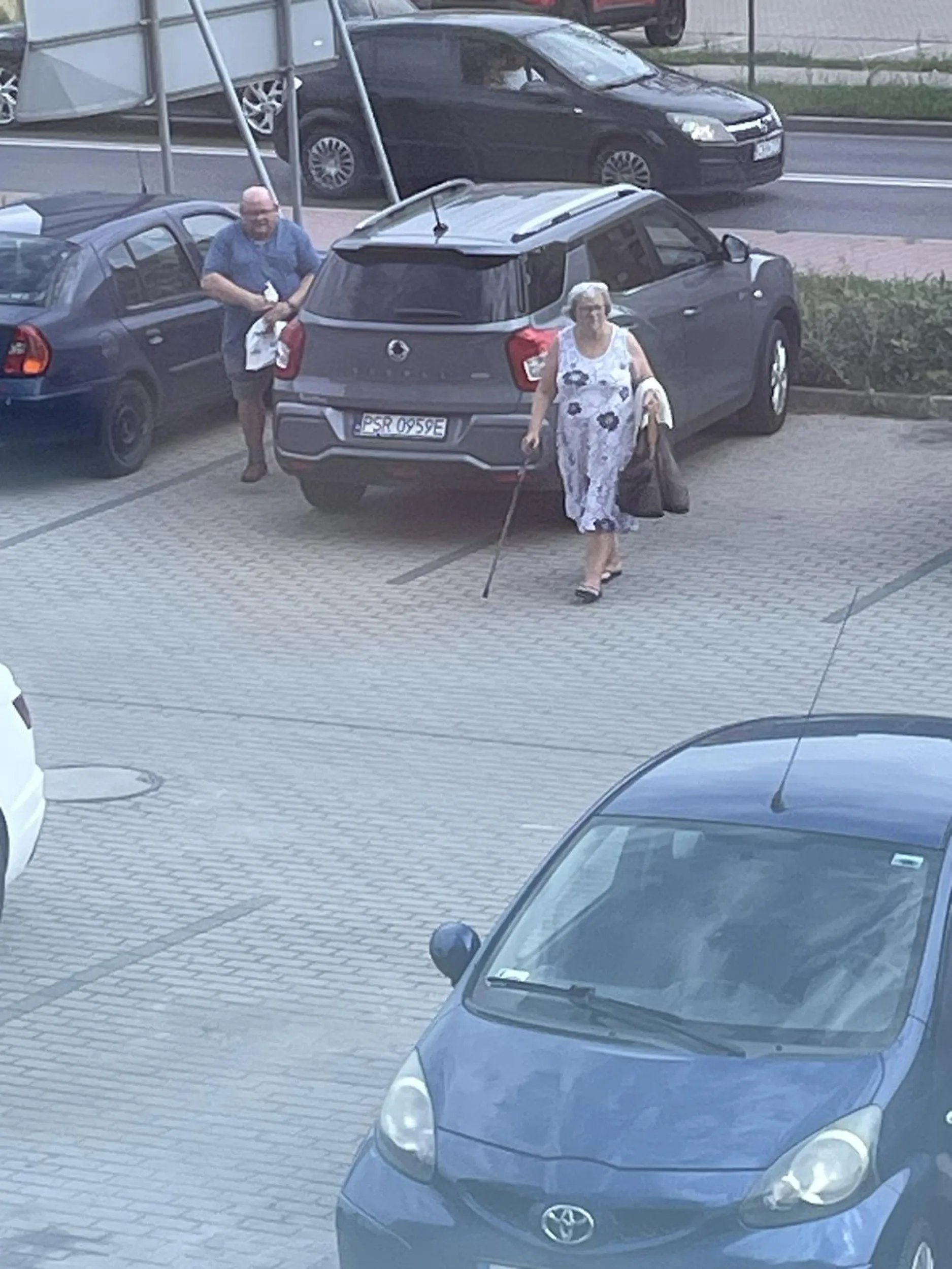 Jeżeli nie trafia Pan między linie na parkingu, może warto rozważyć rezygnację z jazdy po drogach publicznych? Mamy tylko jedno życie, nie chciałbym zostać przez Pana zabity w wypadku samochodowym. Na prośbę o przepakowanie samochodu nawet Pan nie zareagował...