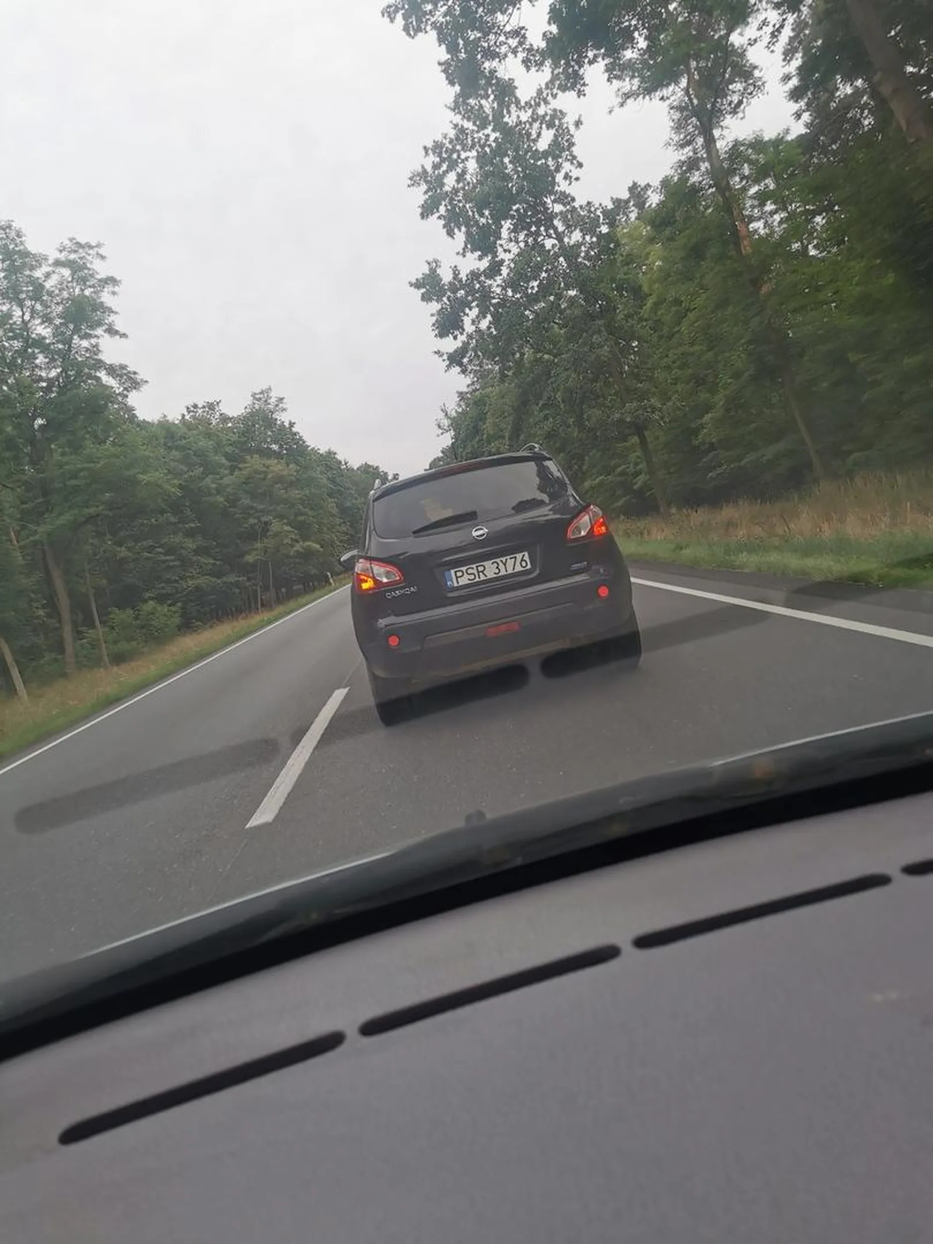 Kierowca ham wyprzedza na trzeciego po czym wciska się przed maskę Burak!