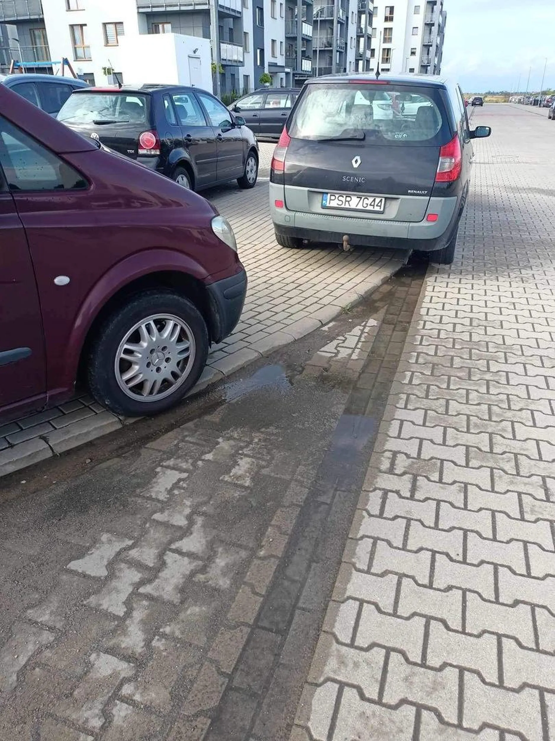 Kolejny mądry przez którego trzeba iść ulica bo zajmuje cały chodnik, kiedy ludzie naucza się normalnie Parkować