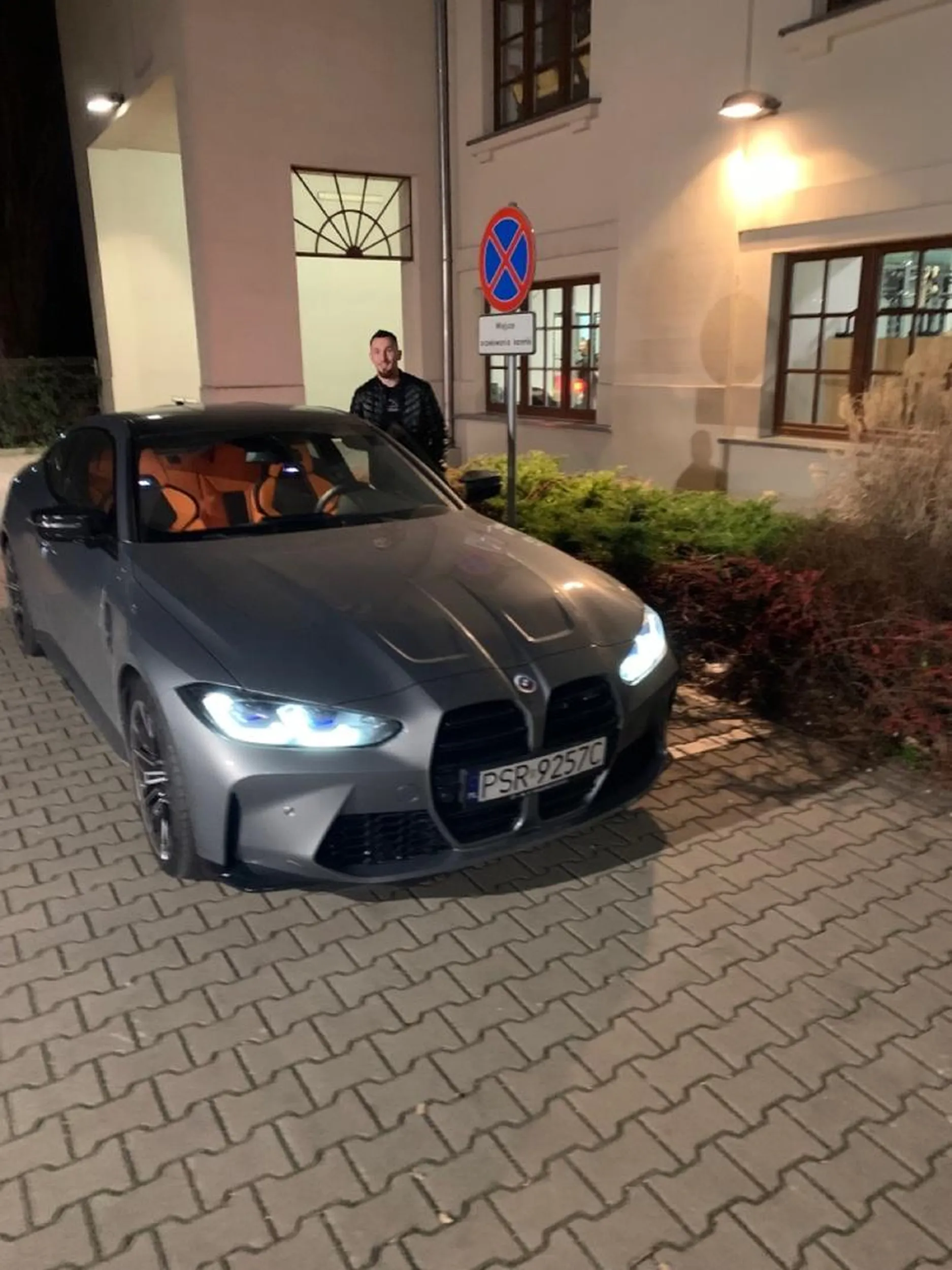 zakaz postuju oraz miejsce dla karetki, oczywiscie cwaniaczkow z bmw nie obejmuje