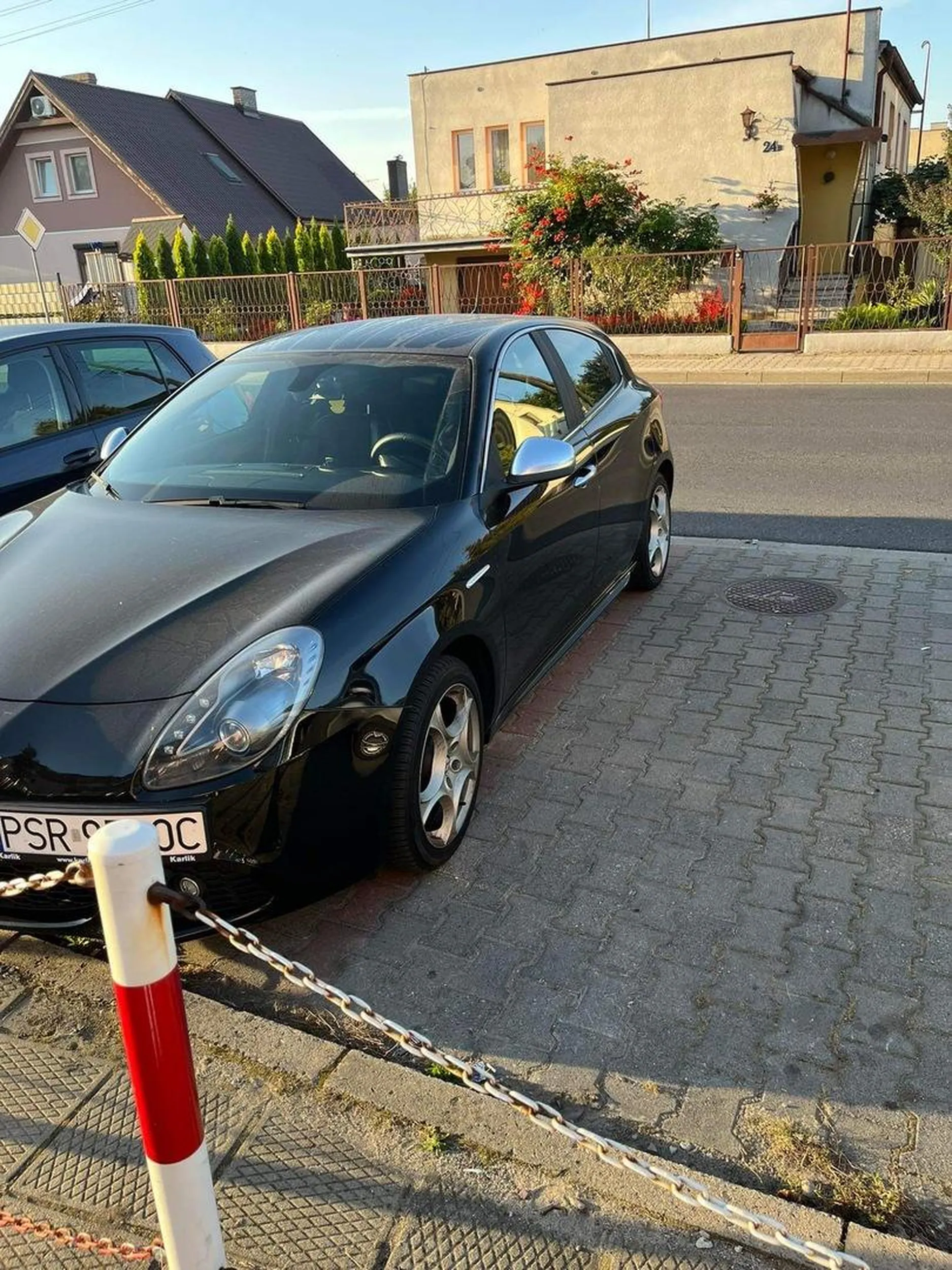 Kierowca nie umie parkować, po zwrócenia uwagi zaczął krzyczeć że nienawidzi czarnych ludzi i czy mu się podobam