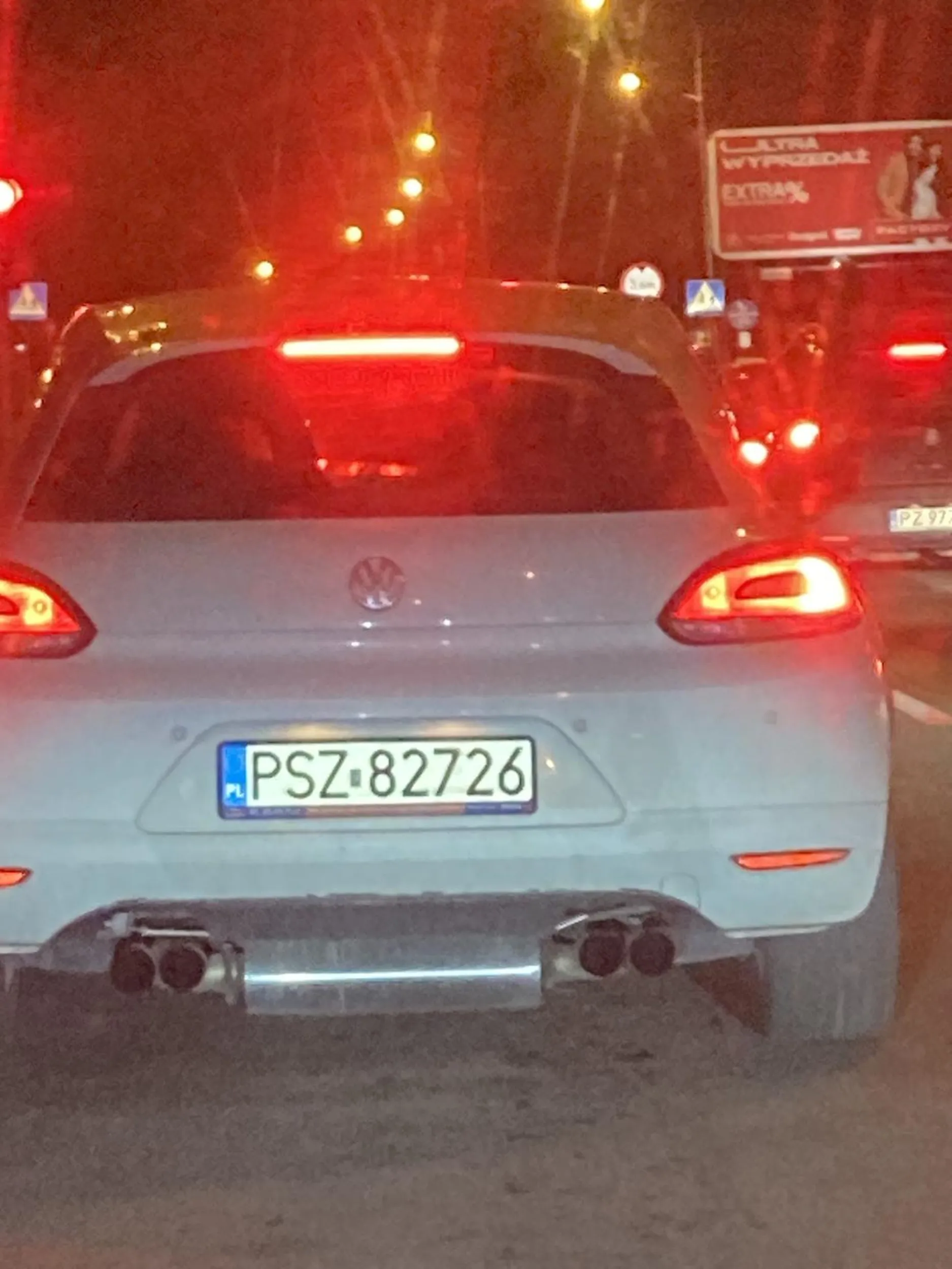 Ulica to nie tor wyścigowy, podjeżdżasz pod zderzak na normalnej drodze w centrum, walisz mi długimi, puszczam Cię, wjeżdżam za Ciebie i robisz mi break testa tylko dlatego, że na Ciebie spojrzałem (trudno nie patrzeć na takiego patusa na drodze). Wracaj do siebie na wieś jak nie umiesz jeździć, ojciec chce żebyś mu traktor naprawił.