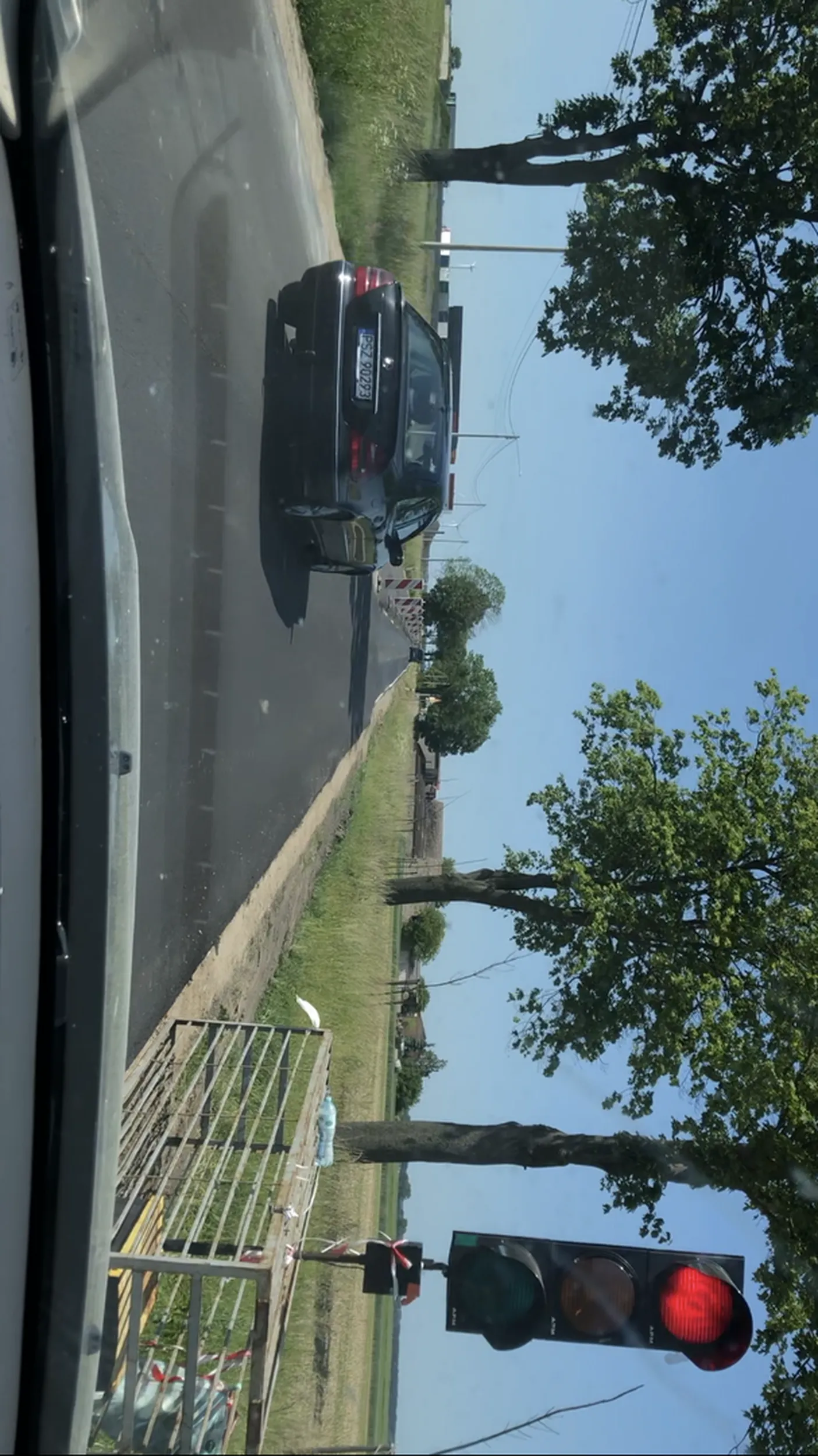 Dla typa czerwone światło na zwężeniu z ruchem wahadłowym nie istnieje. Ja stałem już jakieś 30 sekund na czerwonym, za mną ze 4 inne auta, a ten trep se wszystkich ominął nawet nie zwalniając. Nie był zresztą jedyny.