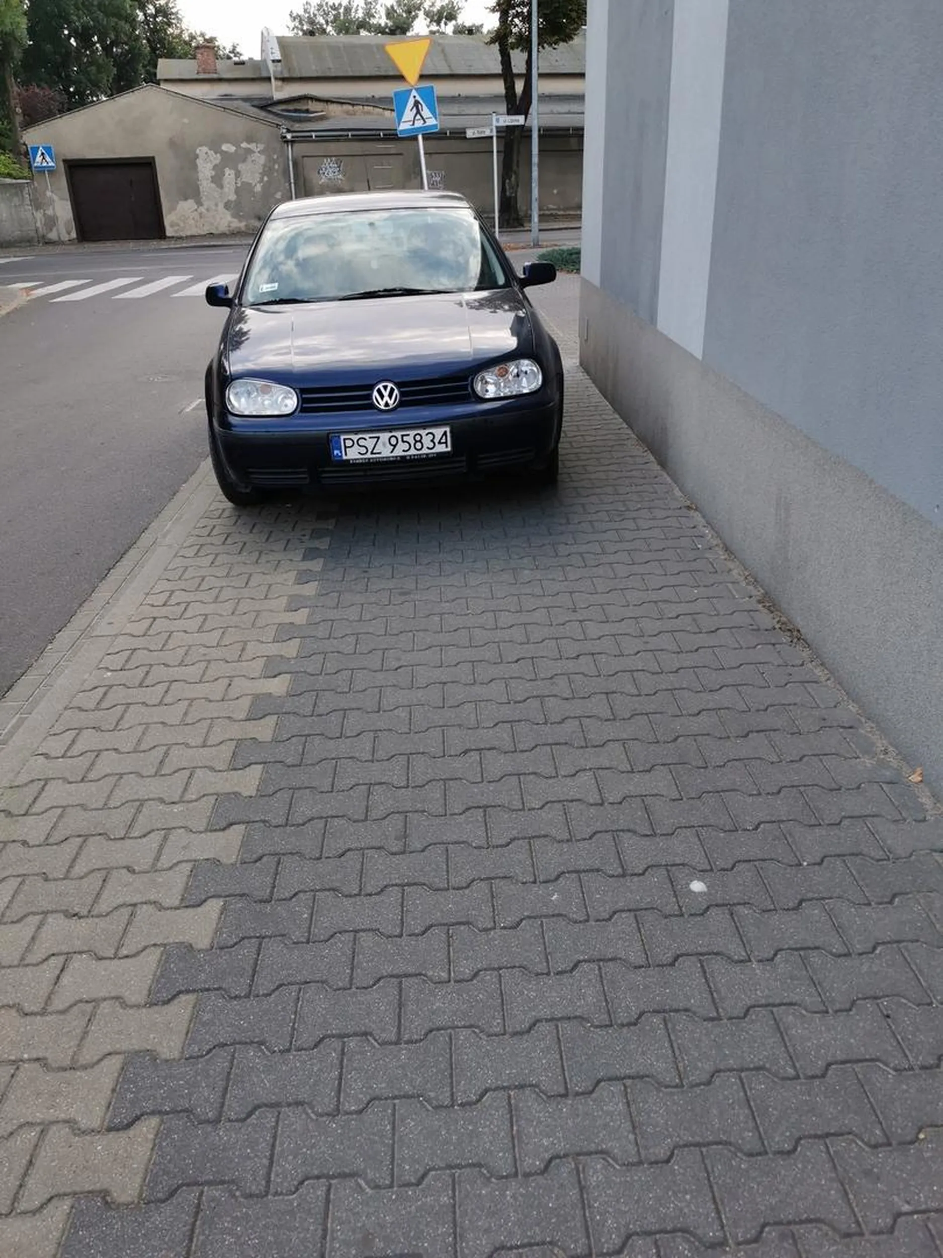 Bardzo ciężko odróżnić chodnik dla pieszych od parkingu...