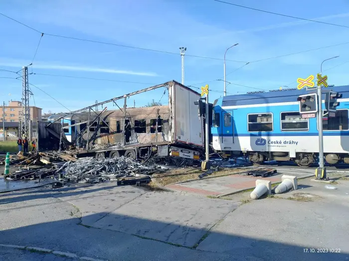 Wielkie brawa dla kierowcy tego tira https://www.novinky.cz/clanek/krimi-nehoda-vlaku-v-olomouci-40447215