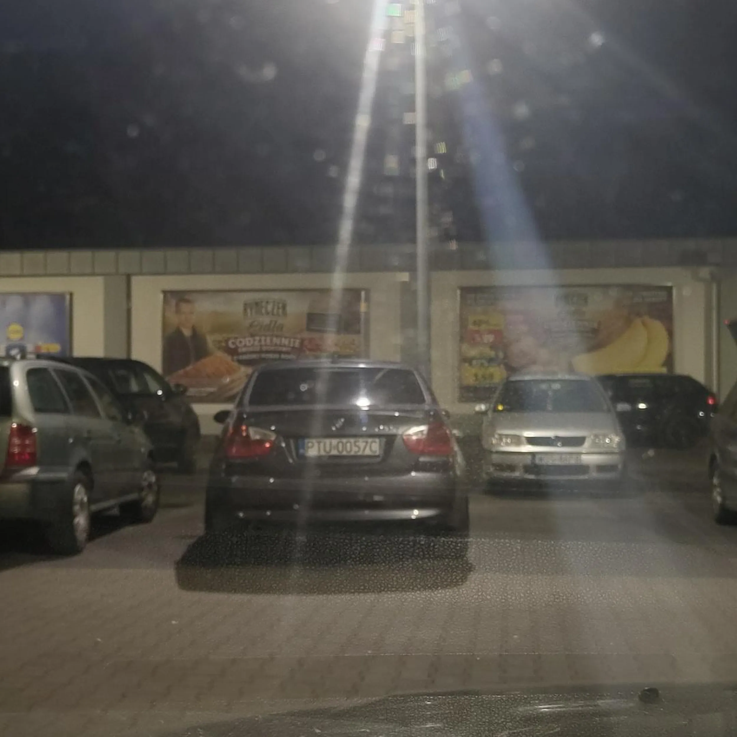 Typowy baran w bmw parkujący na dwóch miejscach, w dodatku przy wyjeździe z parkingu nie zasygnalizował w którą stronę skręca. polecam podejść do nauki jazdy na nowo albo jazdę na rowerze.