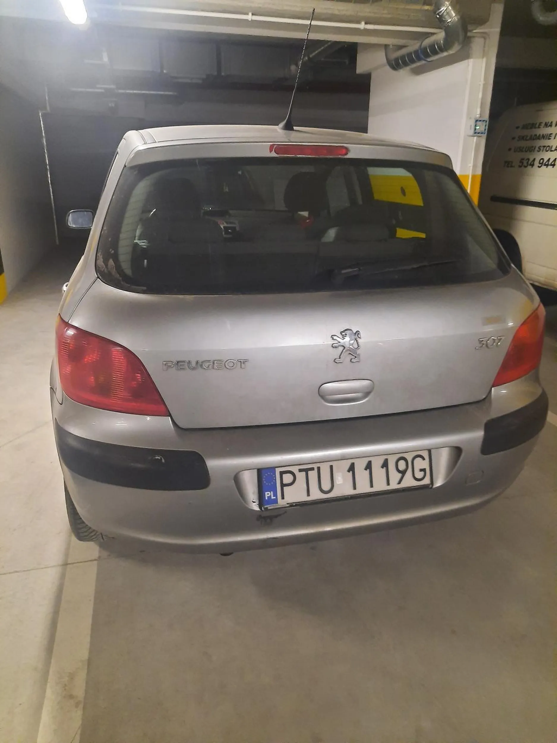 Uzytkownik tego peugeota za nic ma czyjąś własność i bezczelnie parkuje sobie na nieswoim miejscu