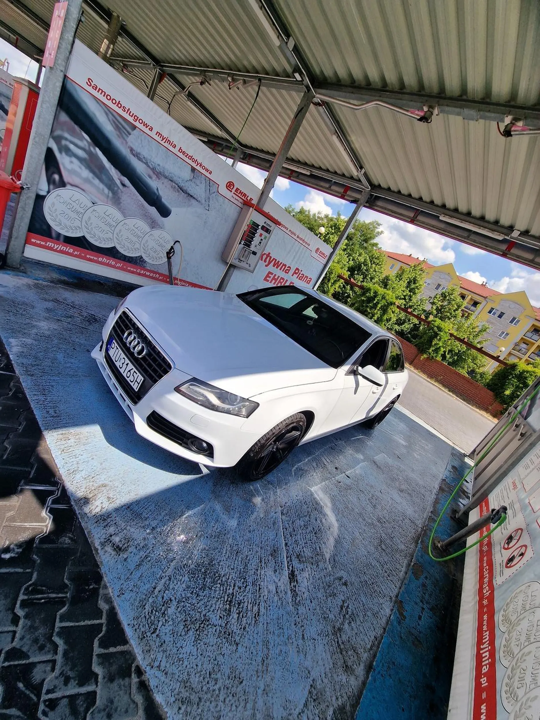 Super kierowca jeszcze dorzucił mi sie do myjki,więcej takich ludzi to świat byłby piękny