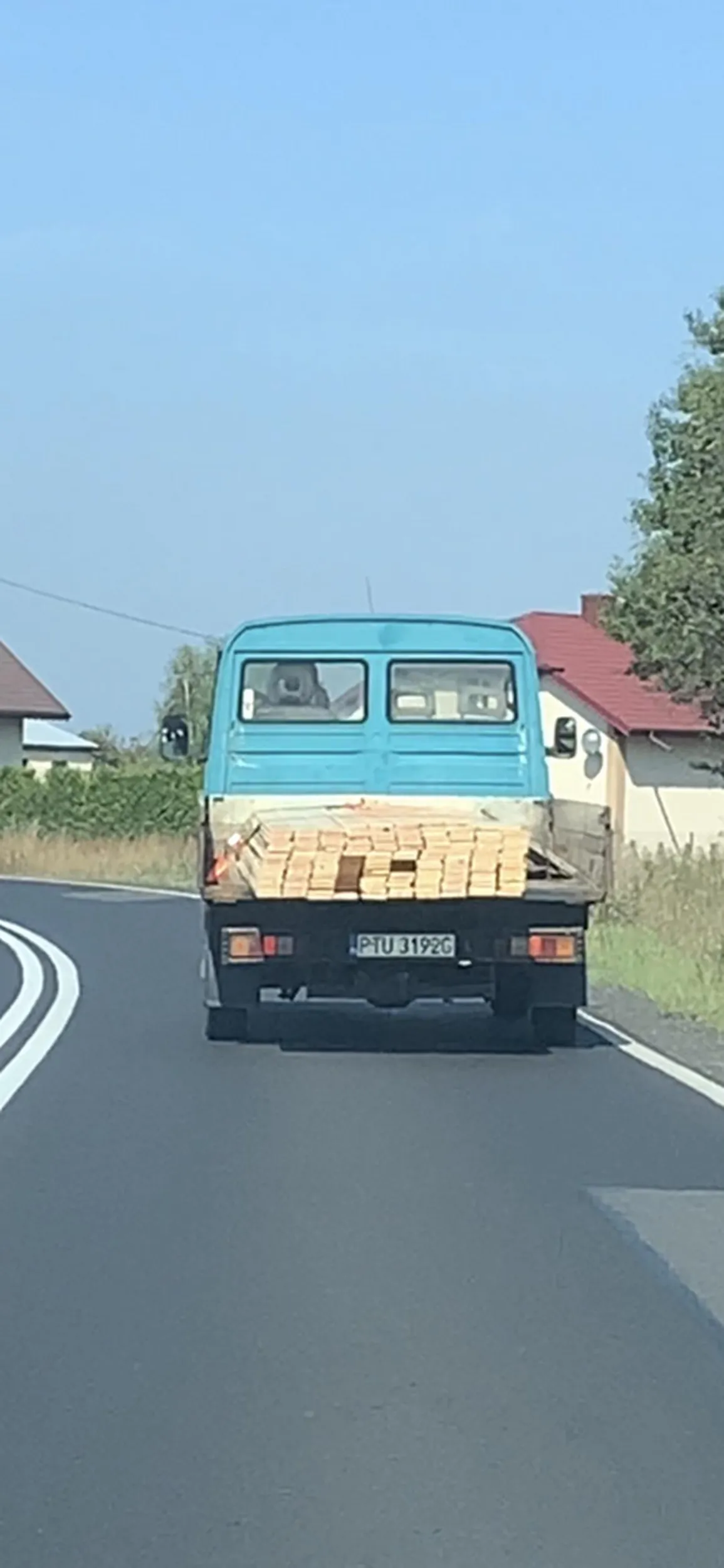 Uważajcie na niego, prawdopodobnie jeździ pod wpływem, gdy jechaliśmy za nim i chcieliśmy go wyprzedzić to zajechał nam droge a potem jeździł slalomem. Jebnięty człowiek.