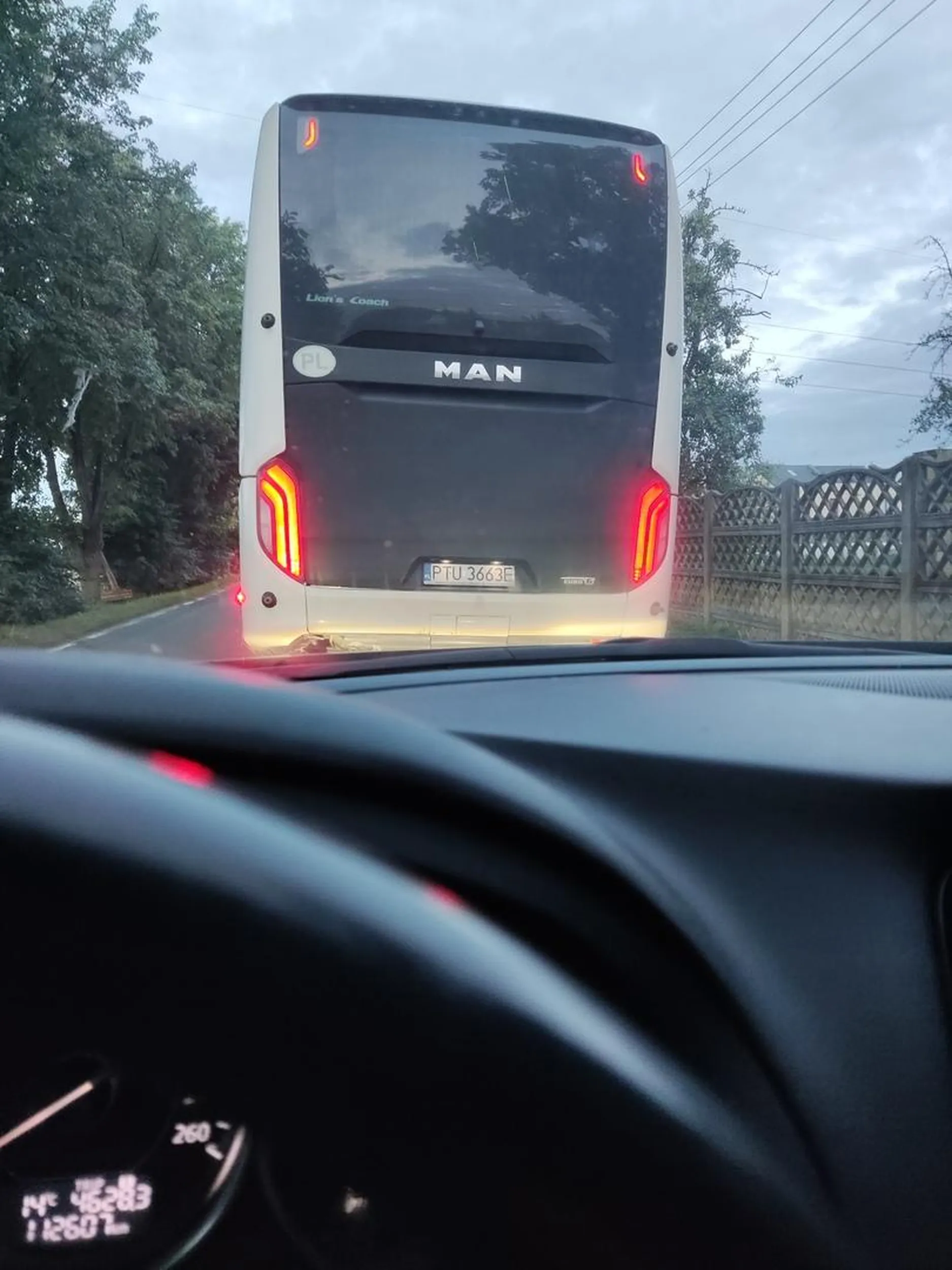 Na ograniczeniu 50km w terenie zabudowanym (wieś) autobus pędzi 100hm/h