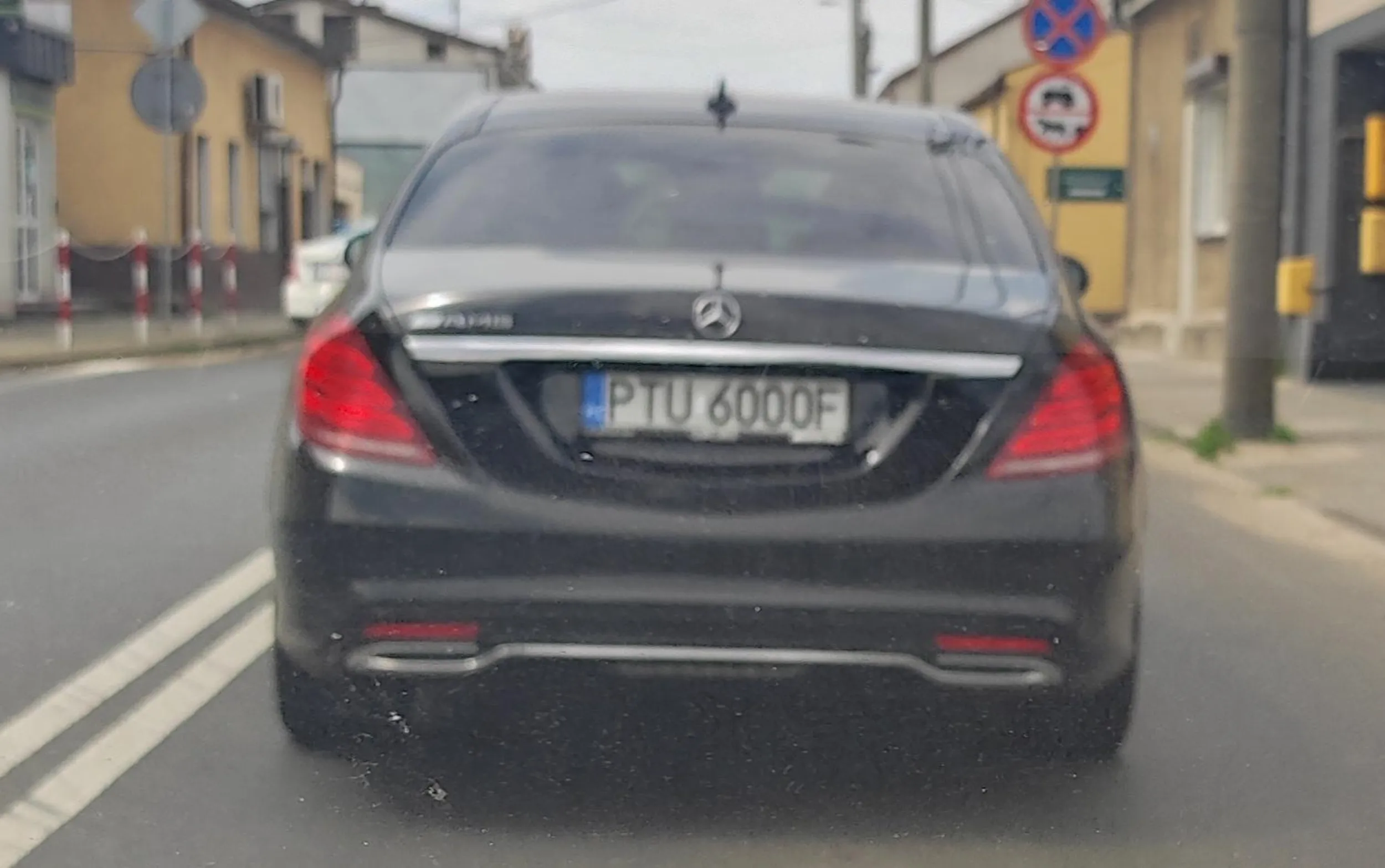 Pozdrawiam serdecznie kierowcę tego Mercedesa który w Poddębicach przy K2 tak się zdenerwował na pana w VW Golfie 3 który mu po chamsku wymusił (dużo nie brakowało do kolizji) i że aż musiał go  wyprzedzić oczywiście na podwójnej ciągłej oraz oznakowanym przejściu dla pieszych. Wtedy zdałem sobie sprawę że kamerkę mam wyłączona i się nic nie nagrało. Zdjęcie zrobione troszkę wcześniej w tylko ze względu na ładna tablicę rejestracyjna.