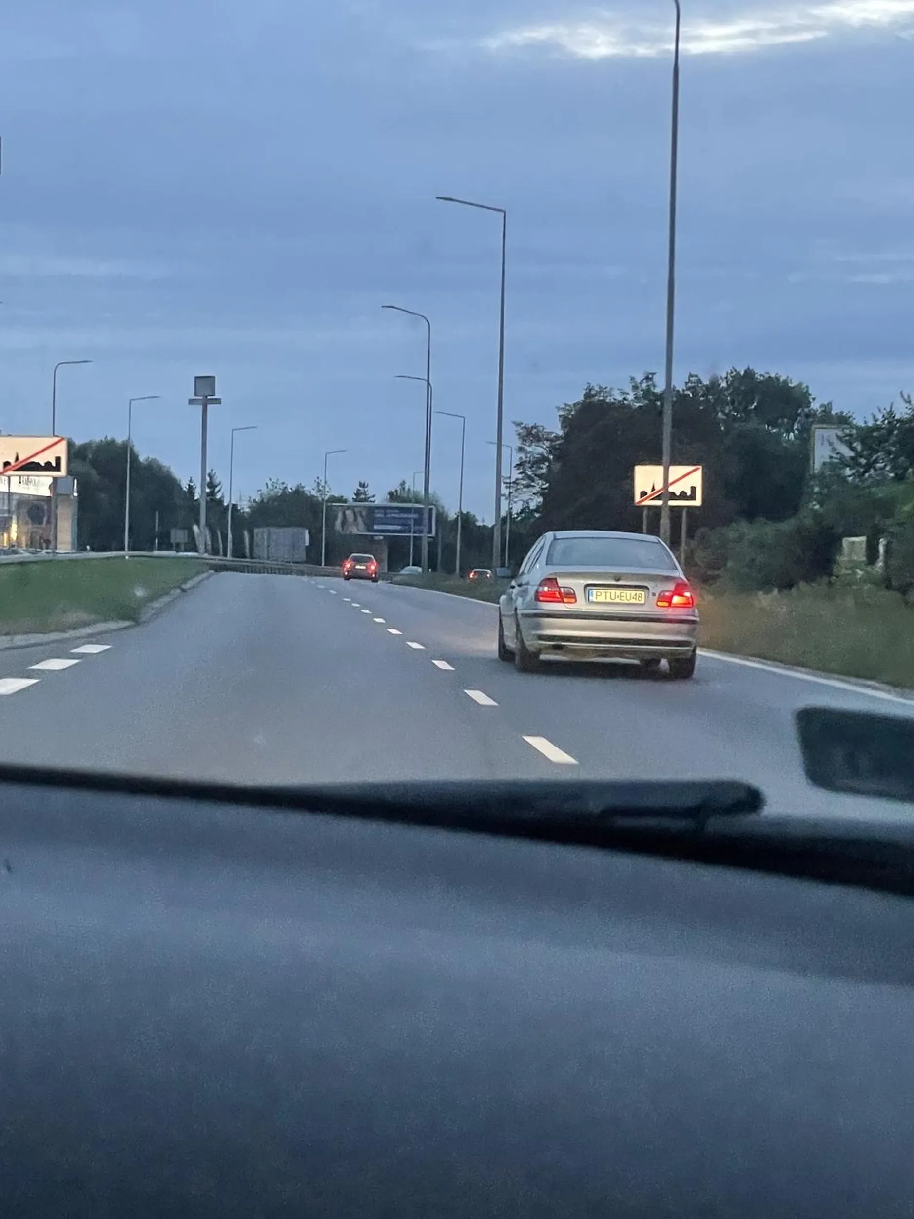 wyprzedza na 3, niebezpiecznie jezdzi,  mysli ze jezdzi niezniszczalnym BMW, nie wie co to kierunkowskazy