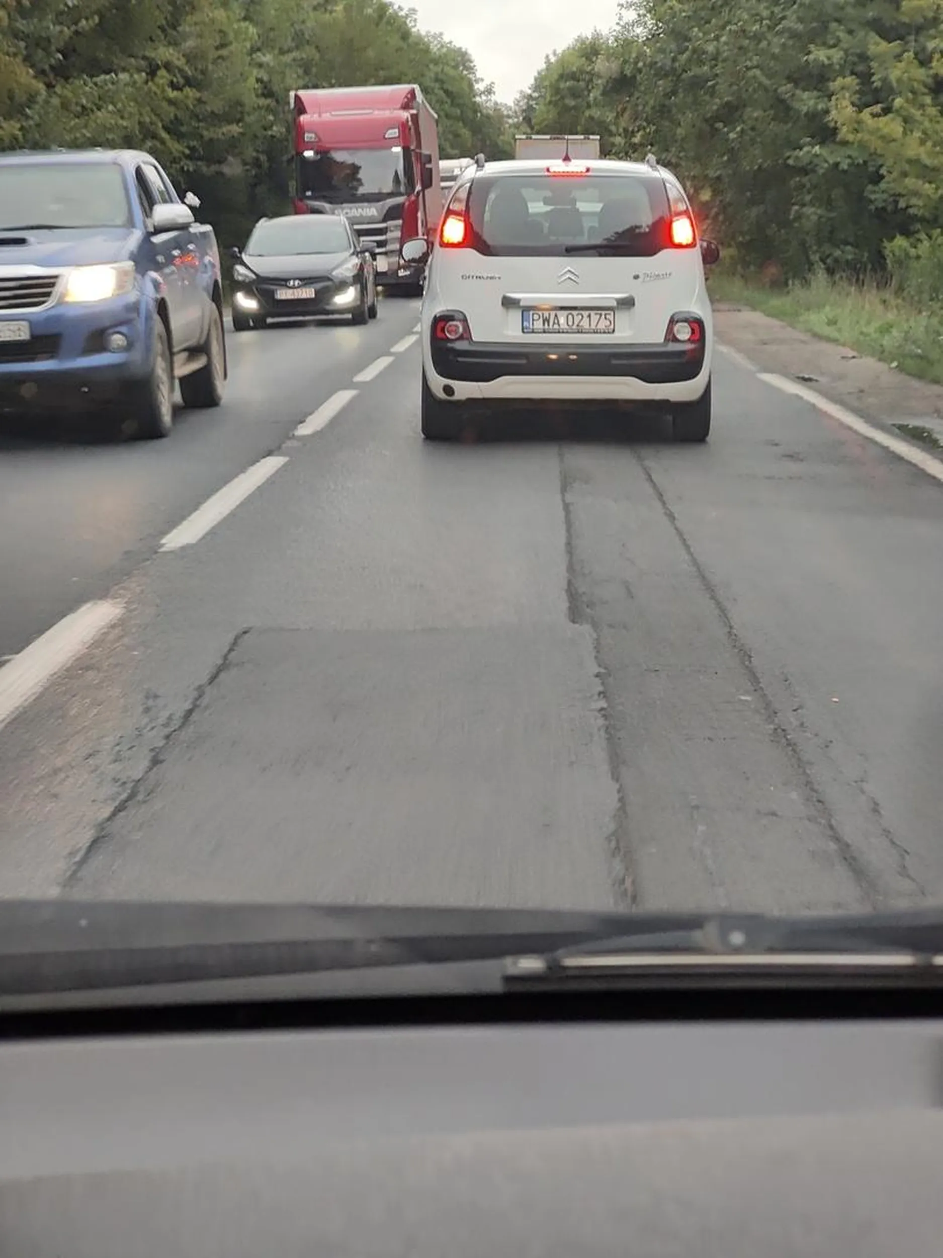 Wymusza pierwszeństwo pod światłami. Wjeżdża na styk przed maskę.