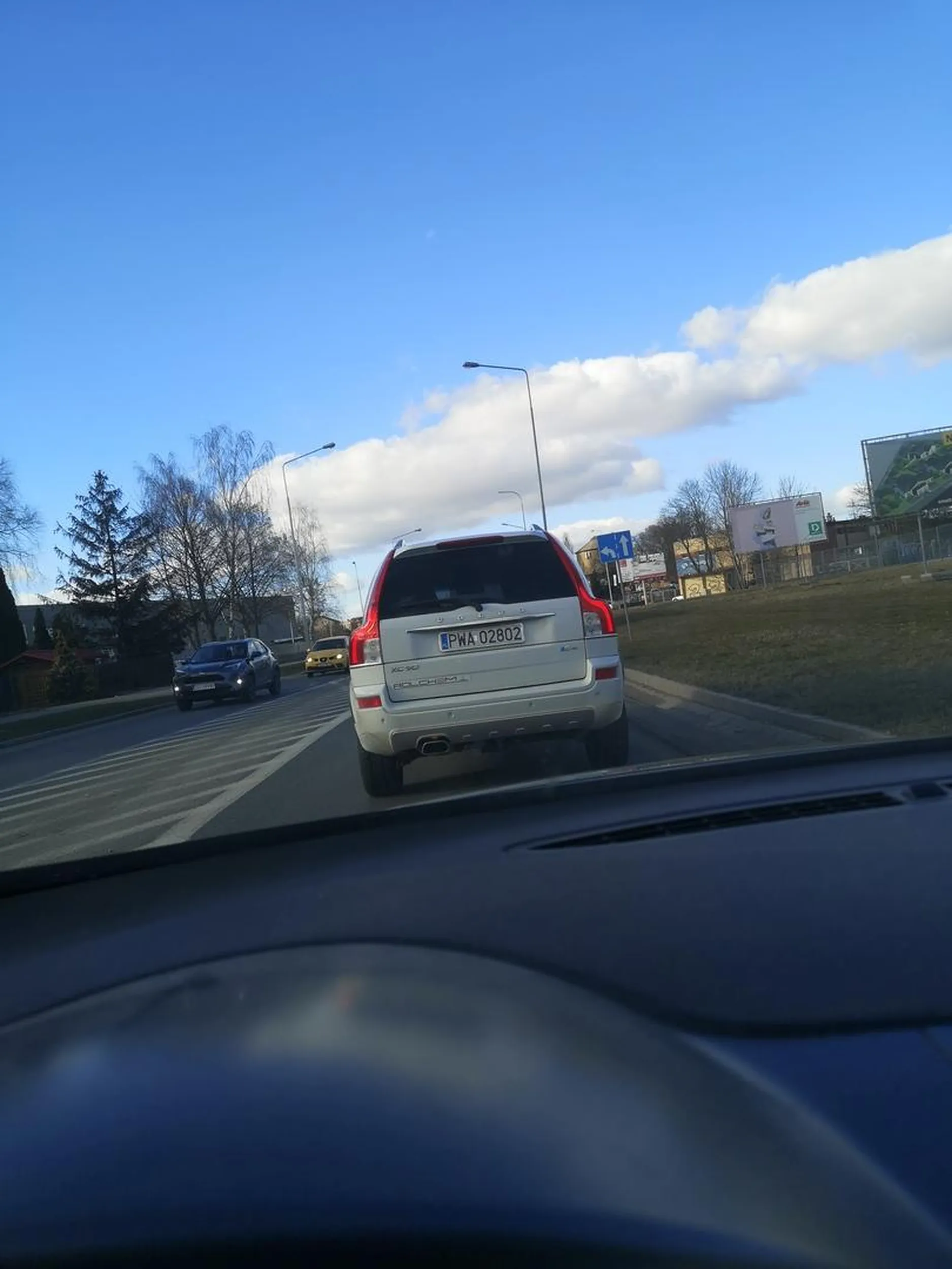 Blokuje dwa pasy bo bawi się w szerfya kutas jeden