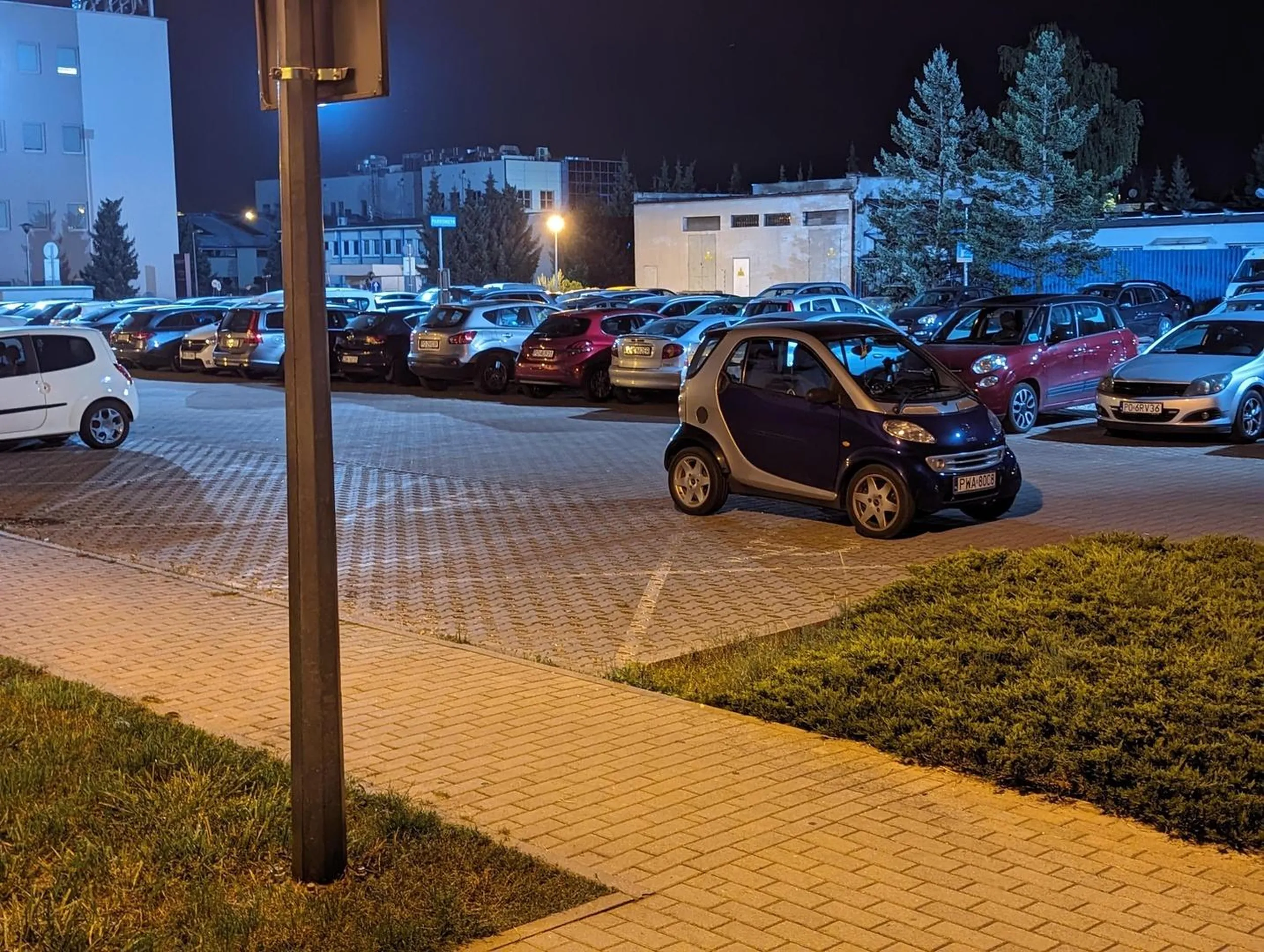 Szczyt bezmyślności - zaparkować smarta na drodze i zastawić dwa miejsca dla niepełnosprawnych...