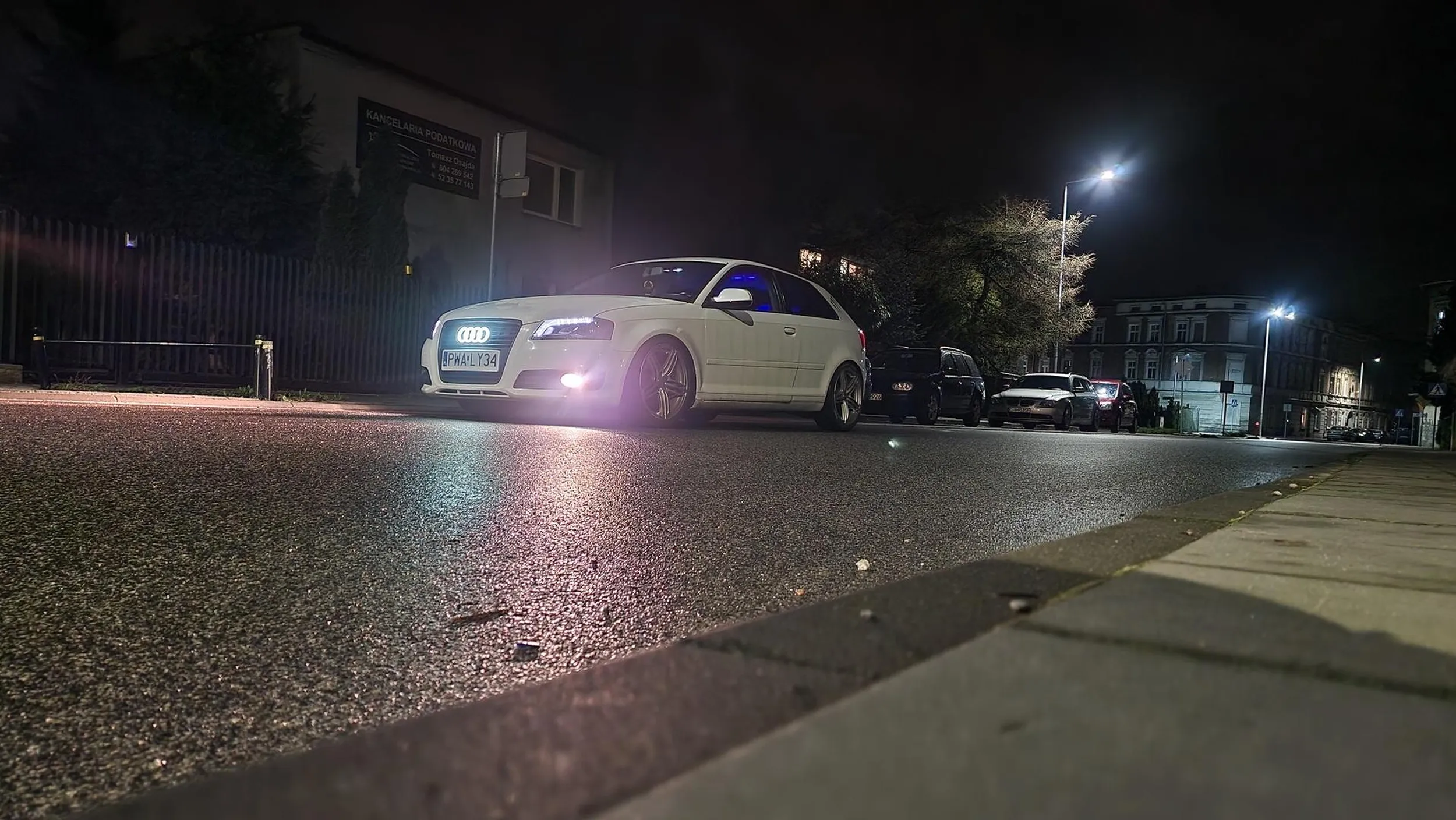 Facet normalnie stoi na środku ulicy, bez żadnych znaków typu kierunkowskaz, światła awaryjne. Myśli, że jego świecące logo marki samochodu, blaskiem swojej zajebistości podpowie innym kierowcom na drodze, co on zamierza. Gołomocici zawsze lewy pas bo do dechy wciska gaz. Ogólnie to polecam, szybki uber we wiosce zabitej dechami lub od czasu do czasu trasa POLSKA - HOLANDIA i w drugą stronę.