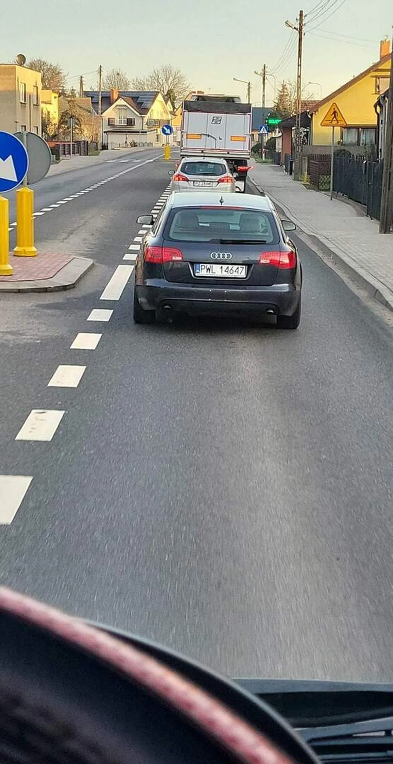 "Szanowny" kierowca na dk32 przed Strykowem pchał się centralnie na czołówkę, zmusił mnie do ostrego hamowania przed wysepką gdyż by w nią wleciał jak i wpadł pod samochód ciężarowy. Myśl co robisz..życie jest jedno :)