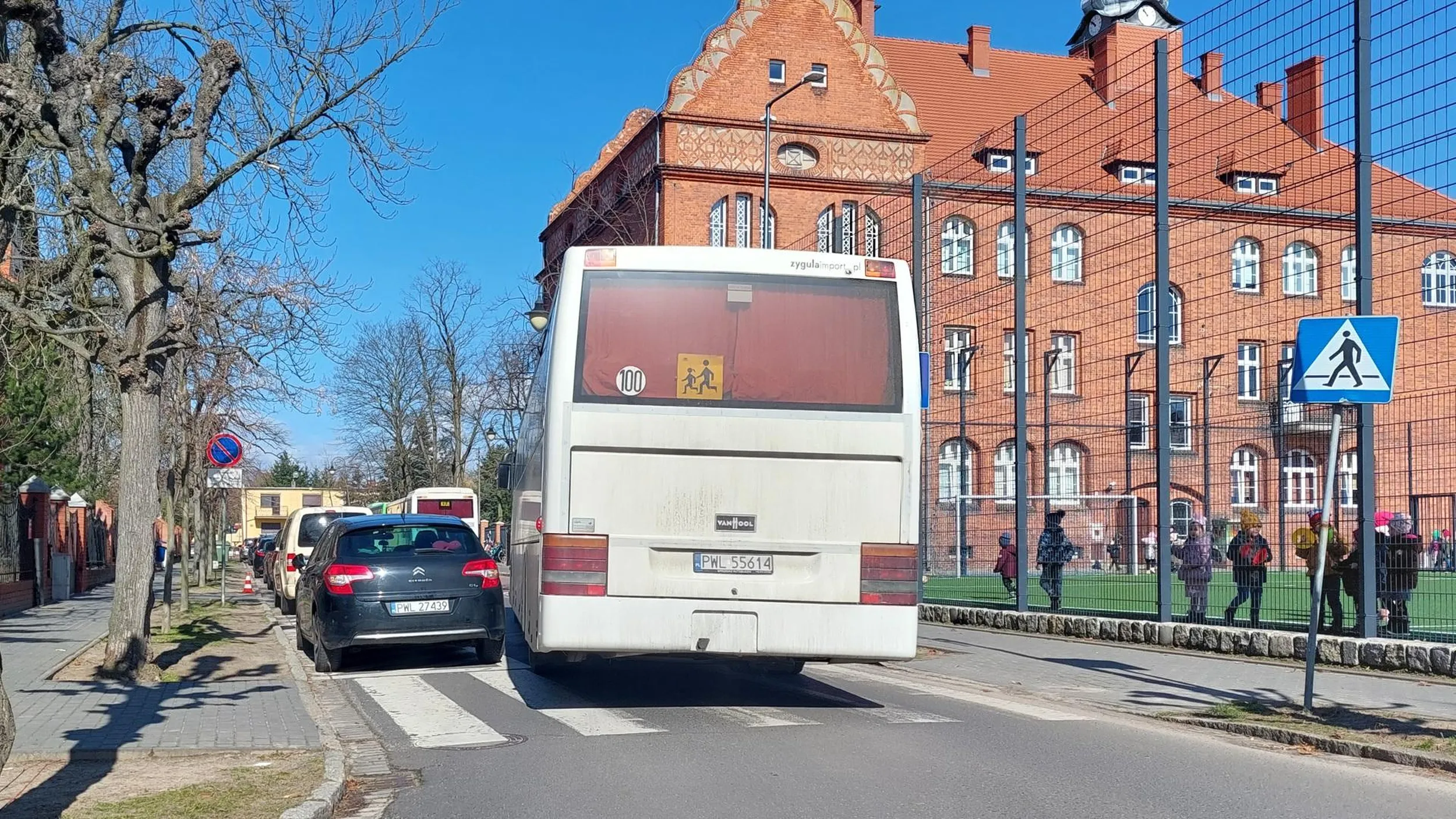 Właściciel pojazdu zaparkował w miejscu niedozwolonym czym całkowicie sparaliżował ruch. Autobusy nie są w stanie przejechać a za nami coraz większy korek.