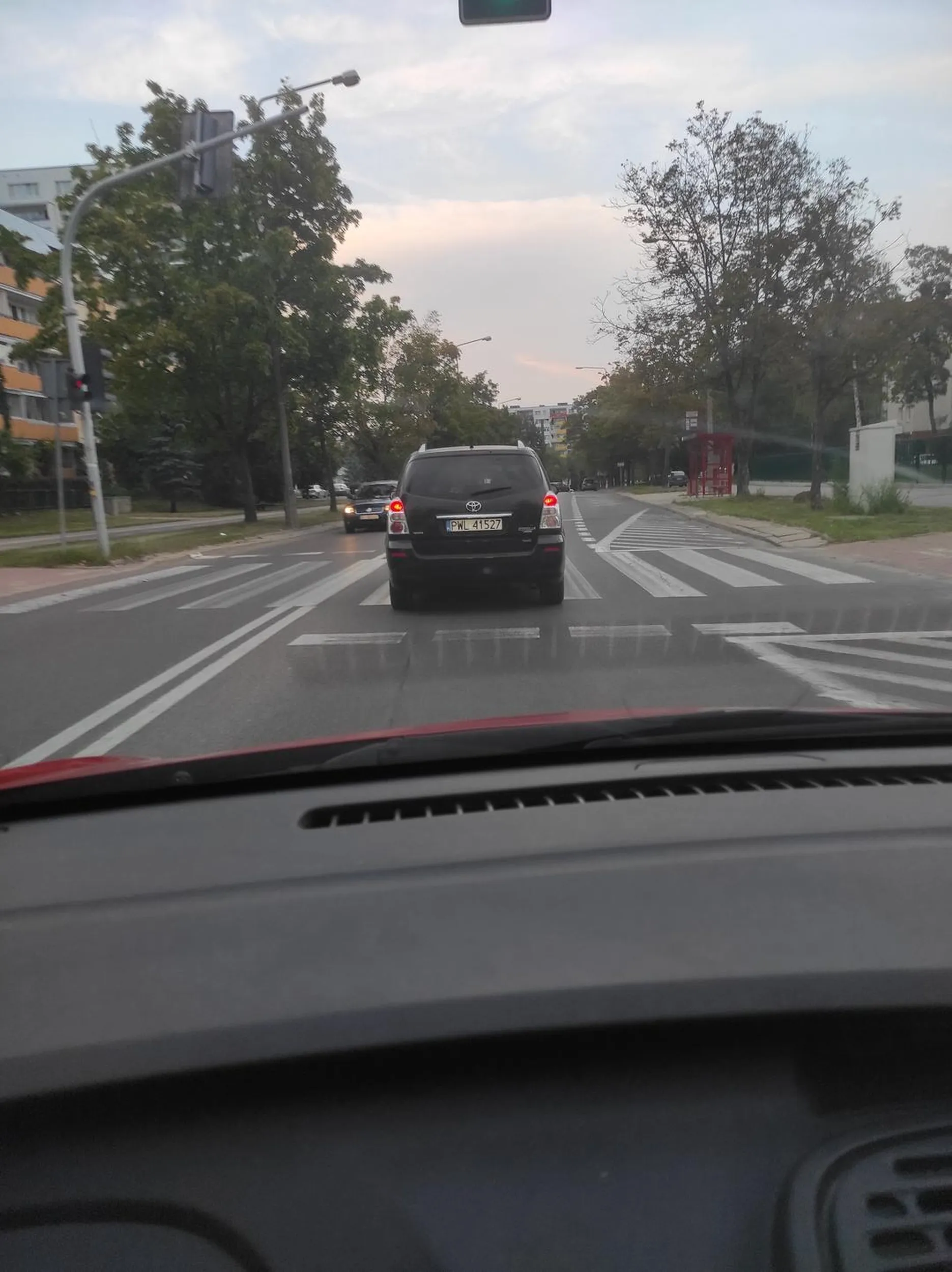 Wymusił na rondzie, zjeżdżając z niego nie przepuścił rowerzysty, a kilkadziesiąt metrów dalej pieszego na pasach, oczywiście w taką pogodę okulary przeciwsłoneczne żeby słońce nie raziło