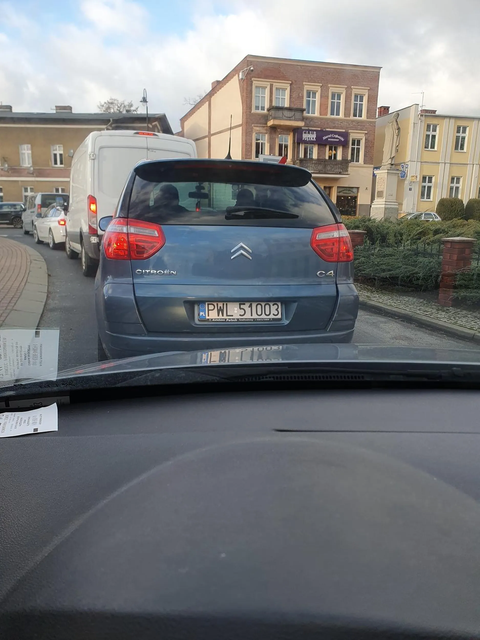 Stary flecie naucz się jeździć wiesz co to wogole pole żółte do wyjazdu policji a nie się wpierdalasz na chama jeszcze szczekasz coś pod nosem