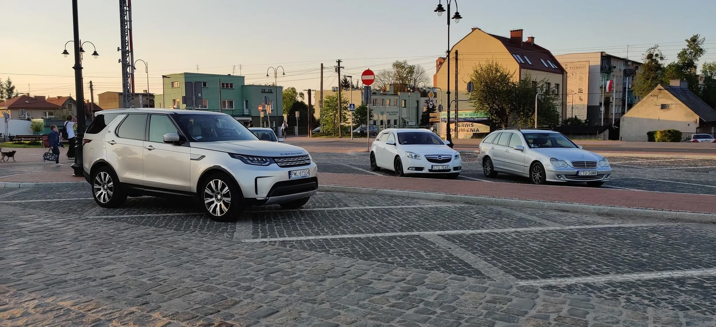 Myśli, że jak przyjechał na prowincję to nie musi poprawnie parkować.