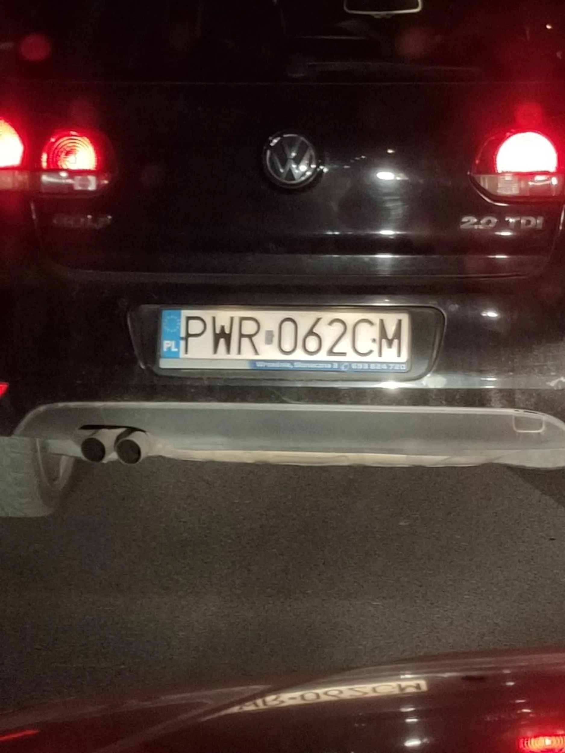 1,5 km jazdy prosto na dwa pasy środkiem jadąc 5/10 km/h A na koniec awantura i uderzenie w mój samochód ( drzwi oraz szybę )