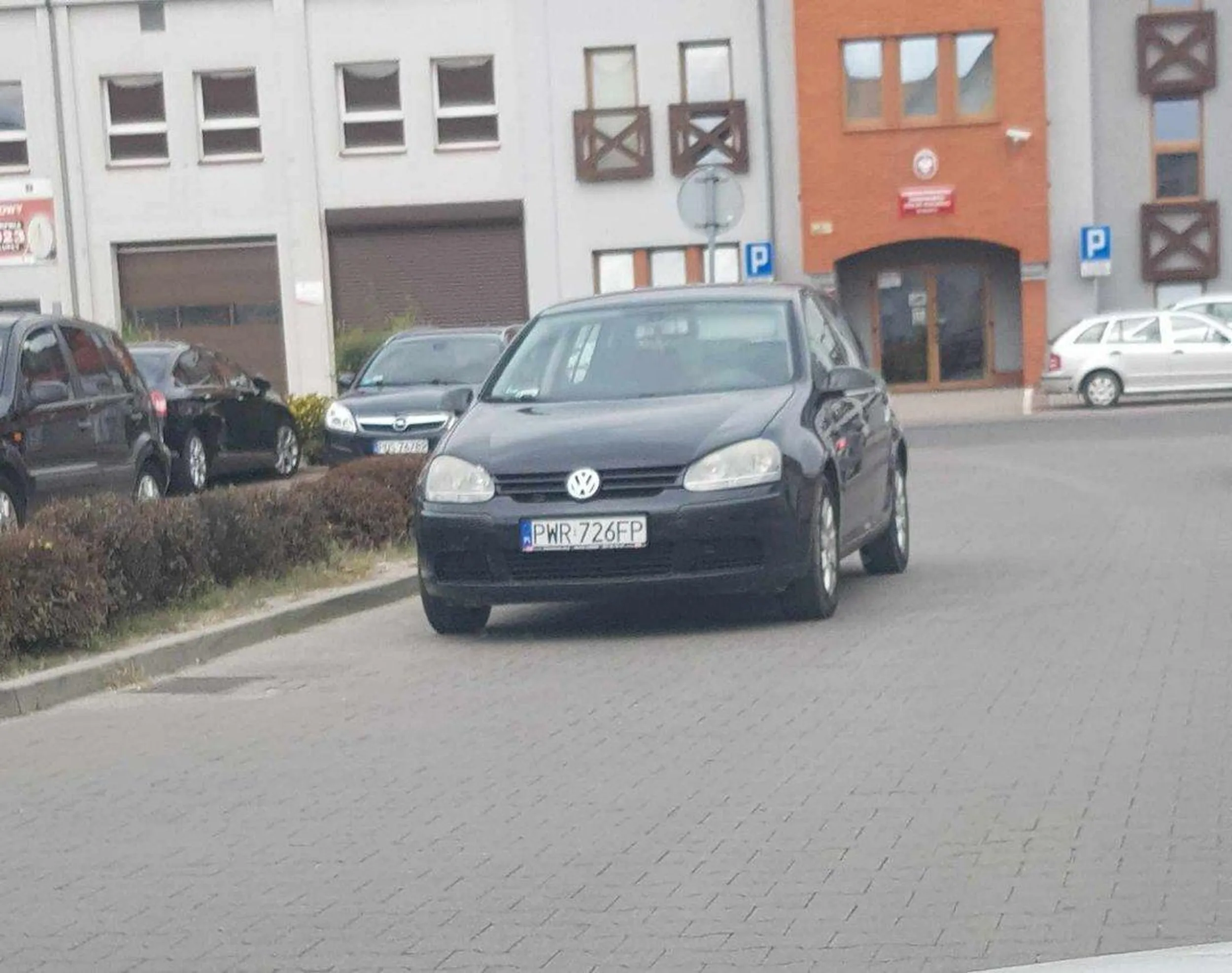 Świetne umiejętności parkingowe. Ponad metr odstępu od krawężnika i to na przejeździe