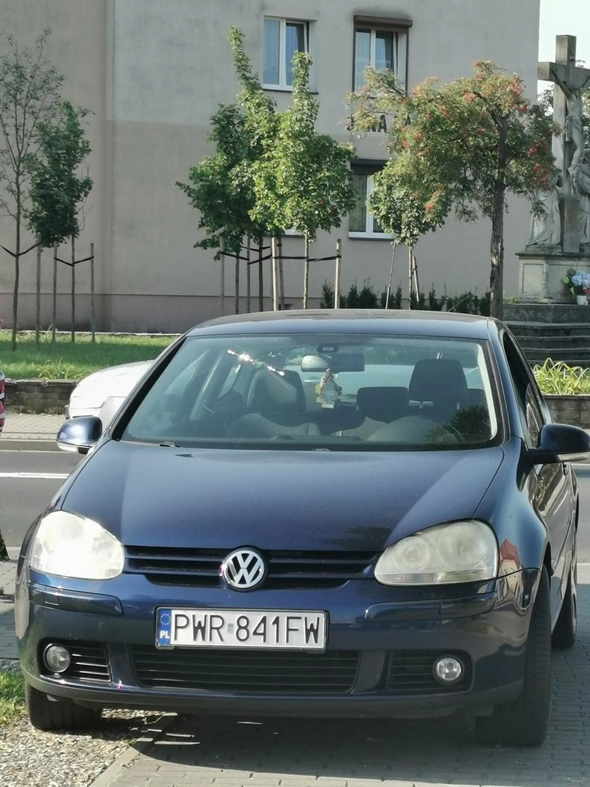Pani nie dość, że nie zna przepisów blokując podjazd to i jeździ z zbitą szybą...